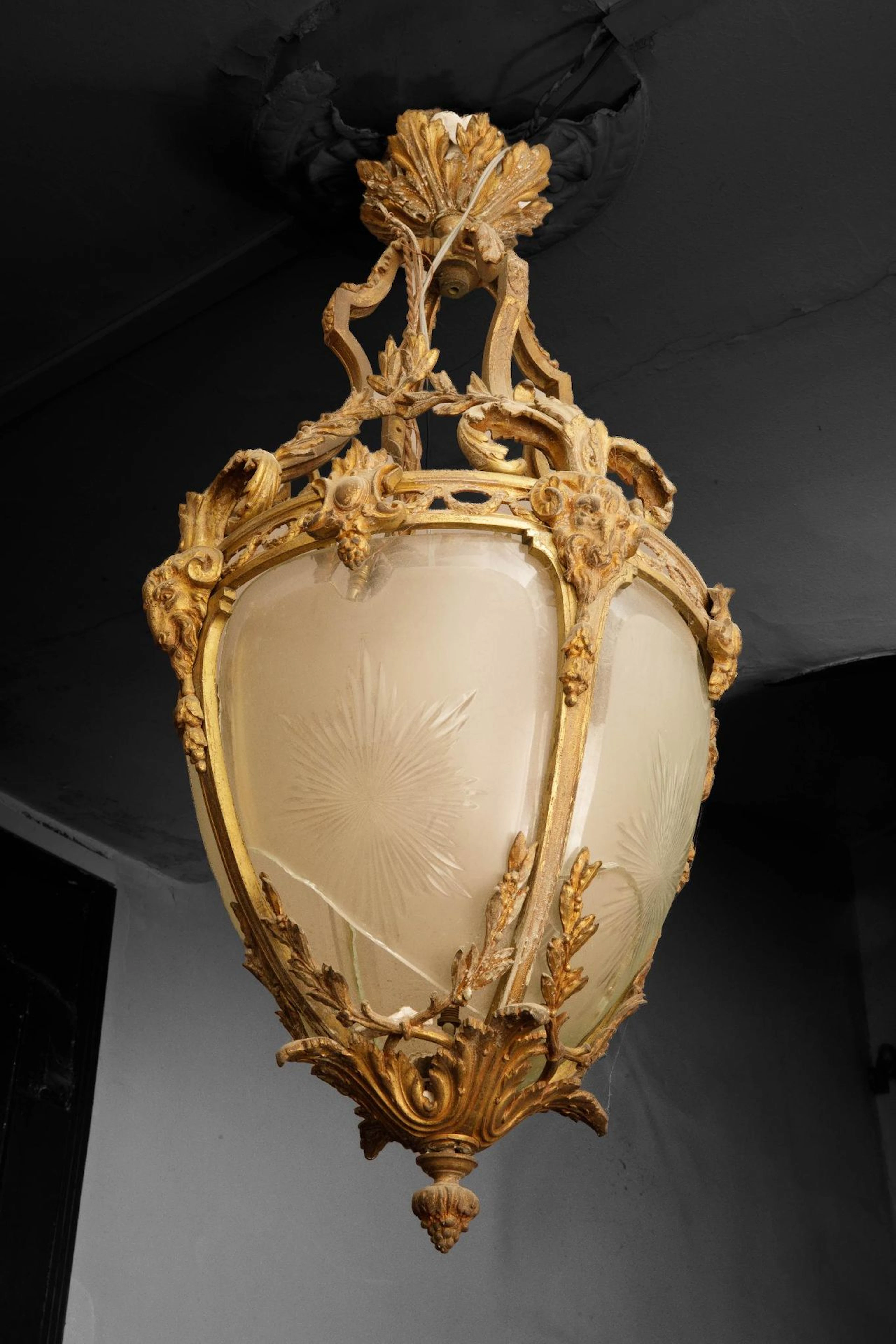 Glass and gilded brass pendant lamp - Lot 186