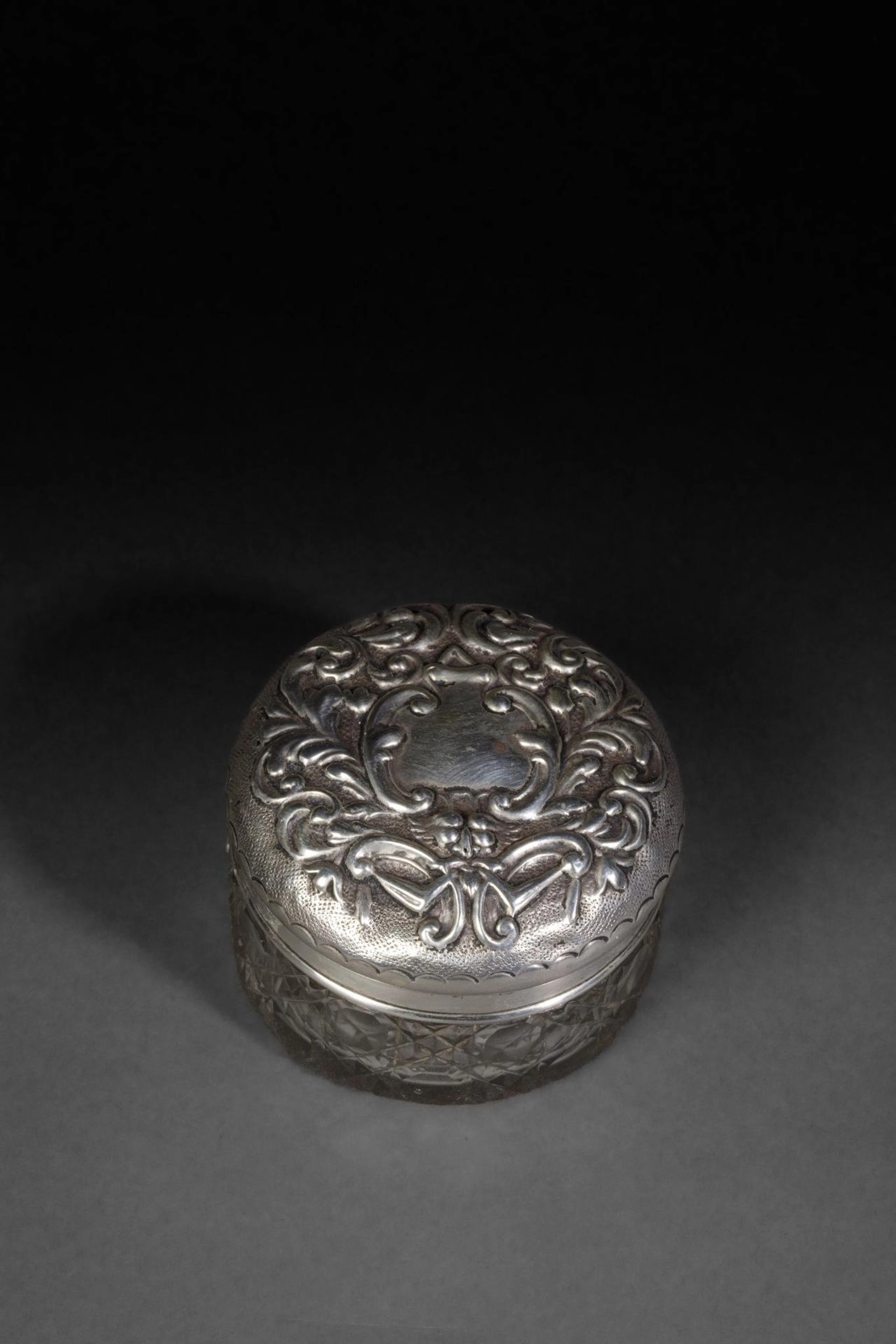 Small box made of cut crystal with a silver lid embossed wit - Lot 112