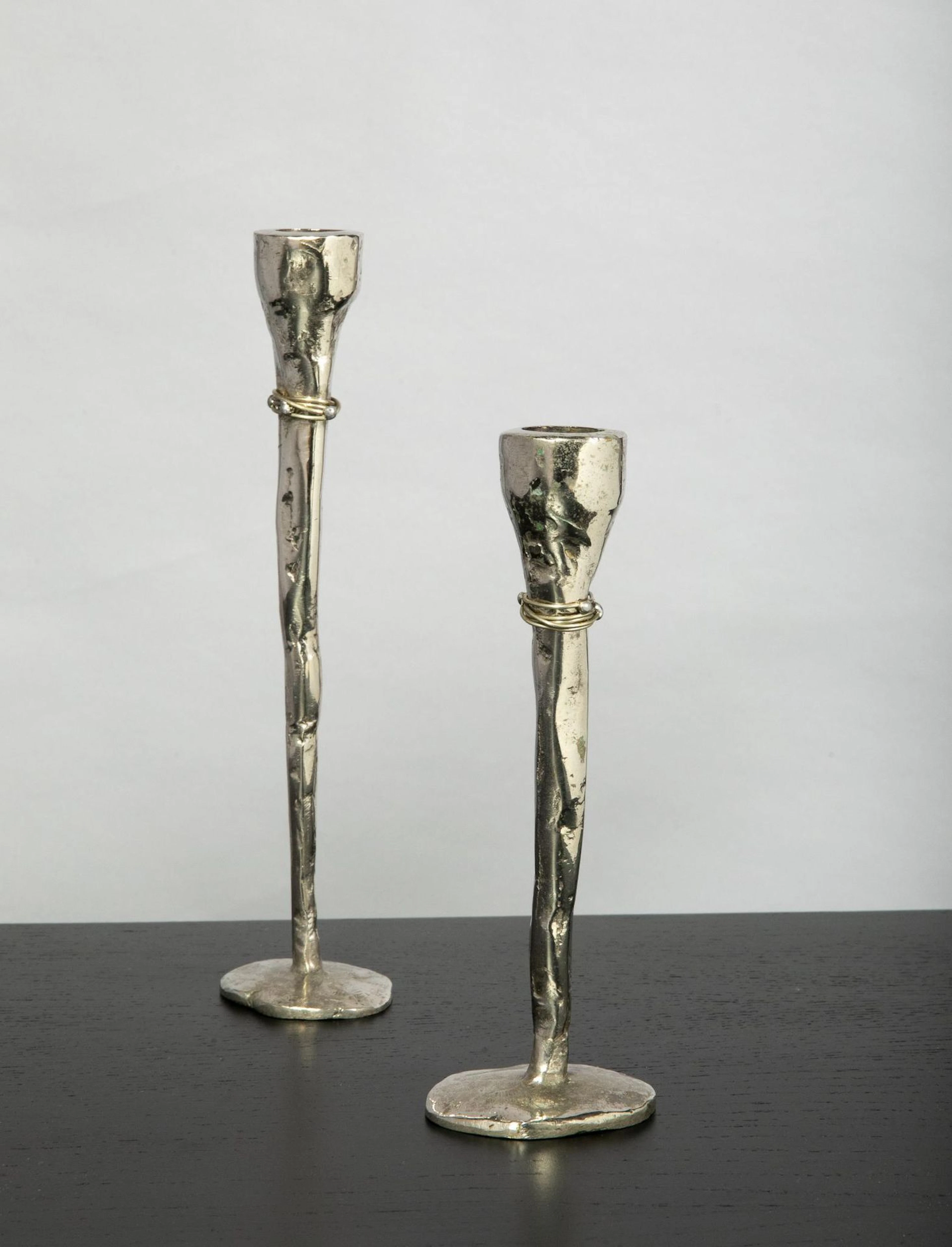 Paire de bougeoirs en bronze argenté - Lot 144