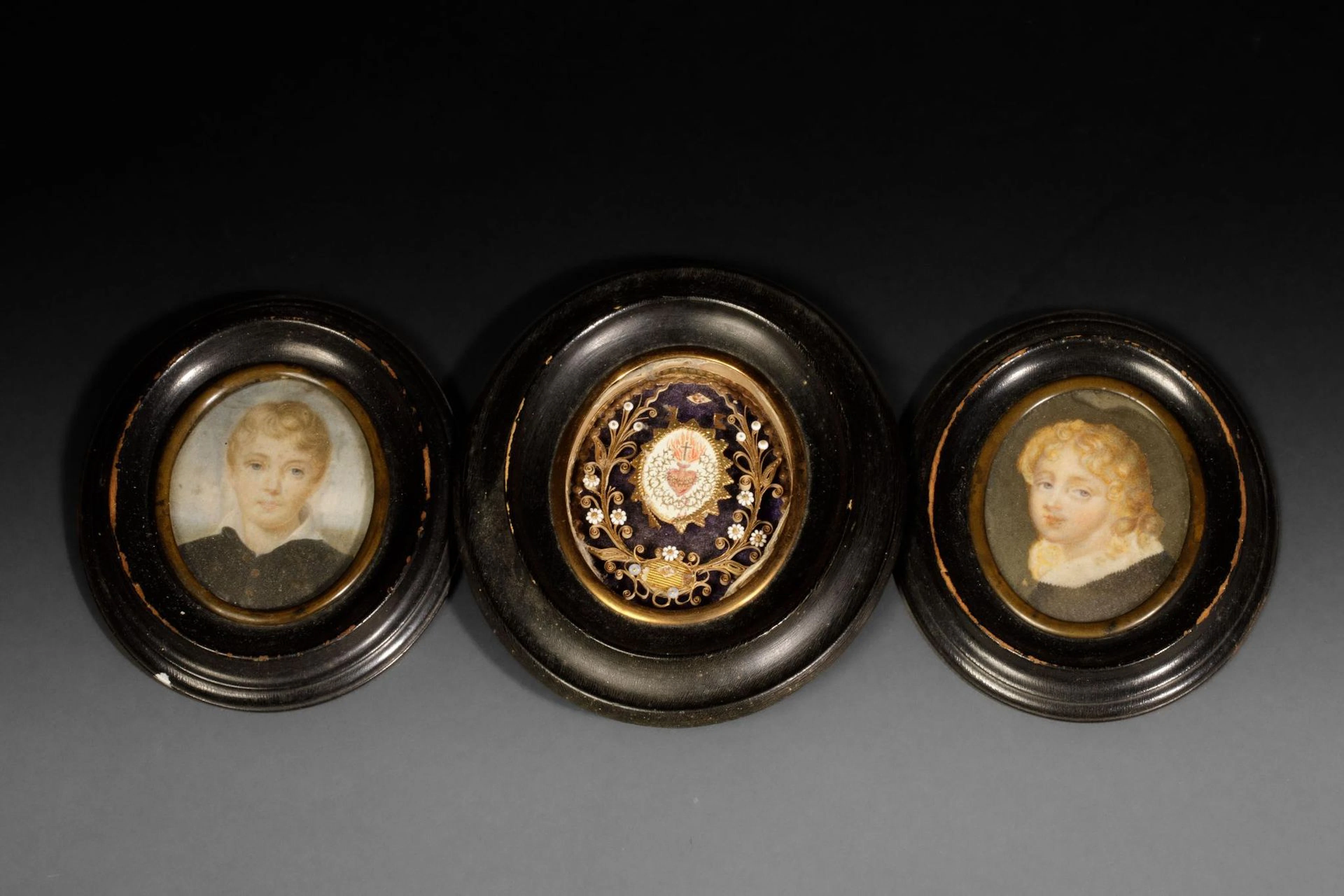 Three small oval frames—two containing miniature portraits o - Lot 172