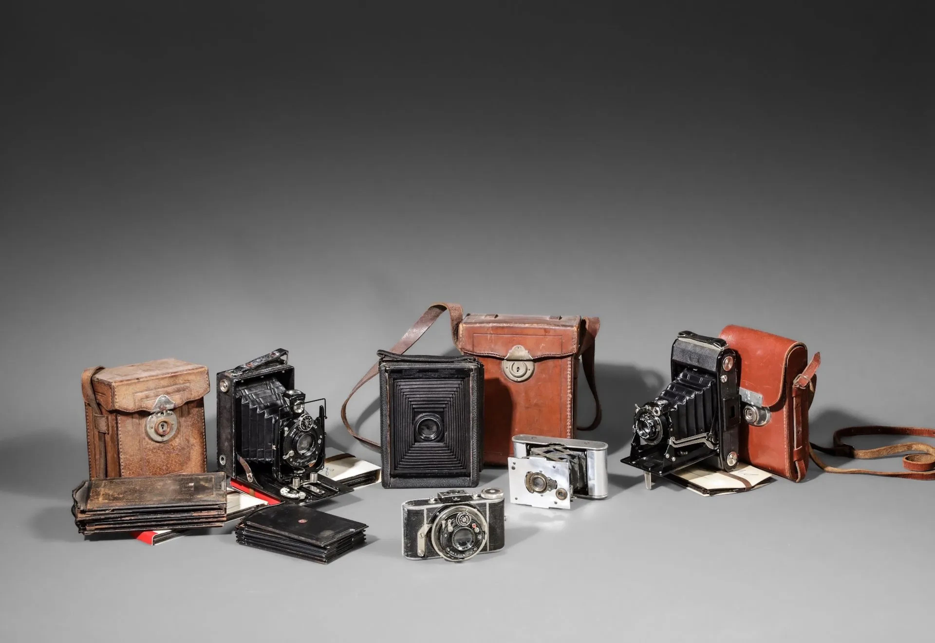 Set of five assorted cameras: an Ihagee camera body with a 3 - Lot 56