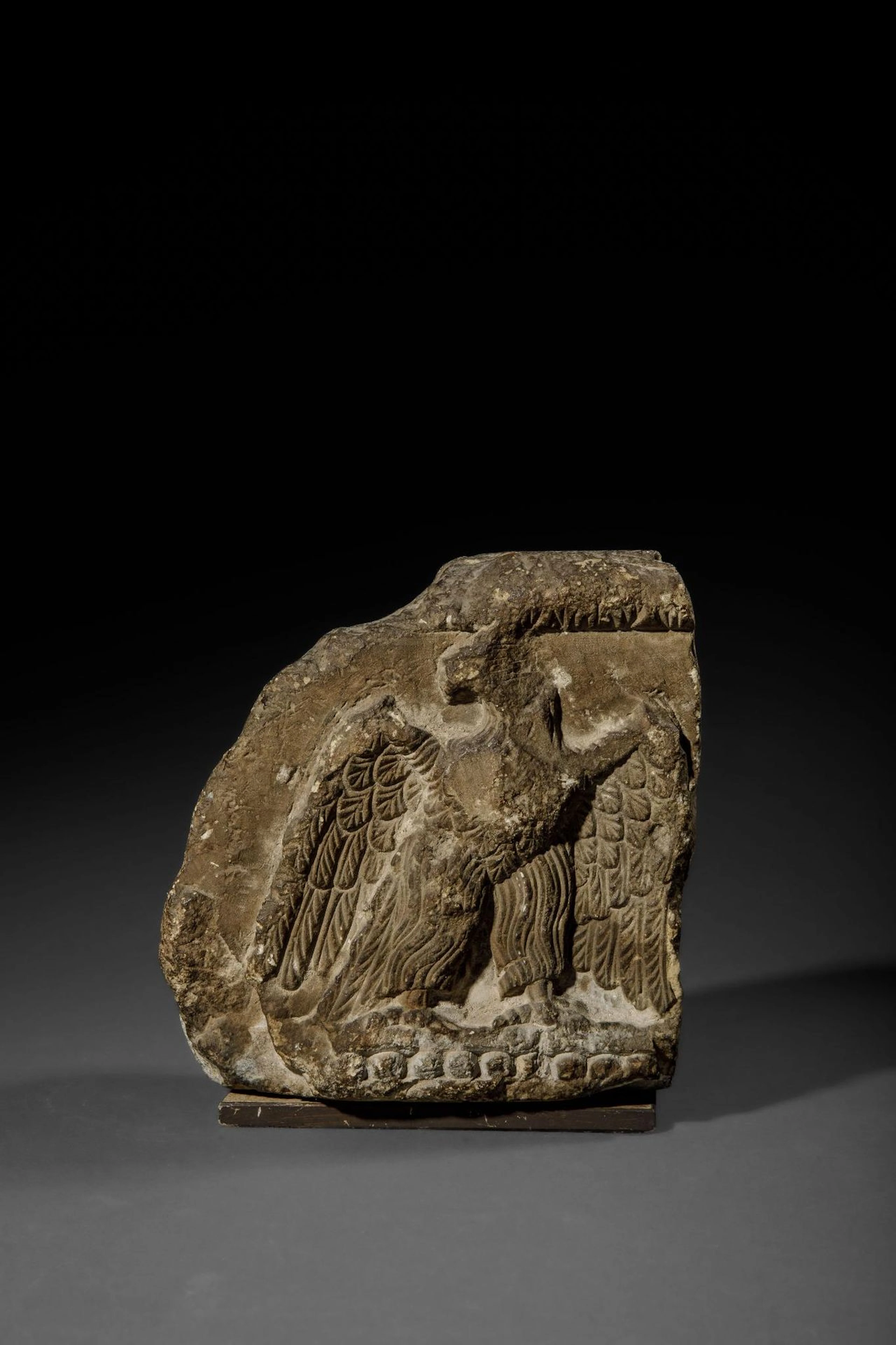 Fragment of carved stone depicting an eagle with outstretche - Lot 182