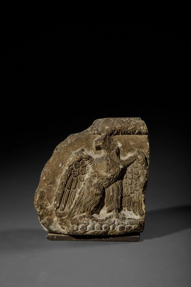 Fragment of carved stone depicting an eagle with outstretche - Lot 182