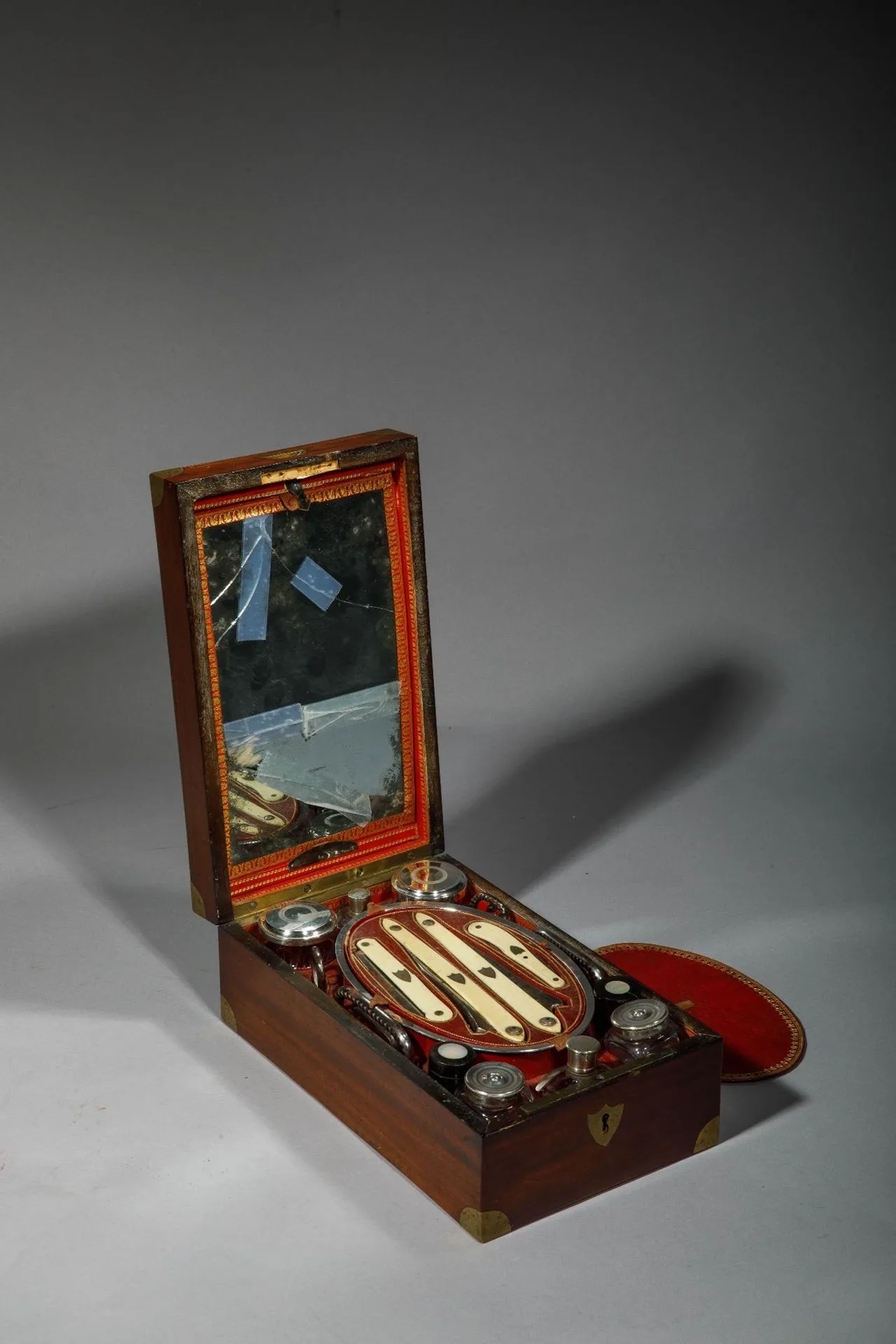 Men's travel set in a mahogany, mahogany veneer and brass ch - Lot 166