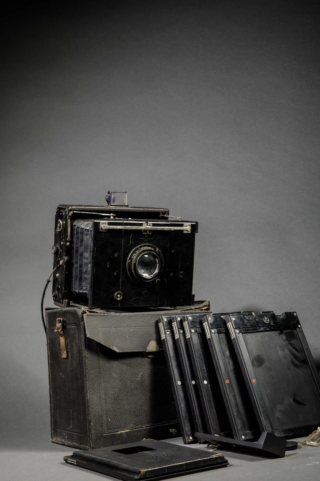 Includes Ica bag and frame, Ica 13 x 18 view camera, with a - Lot 47