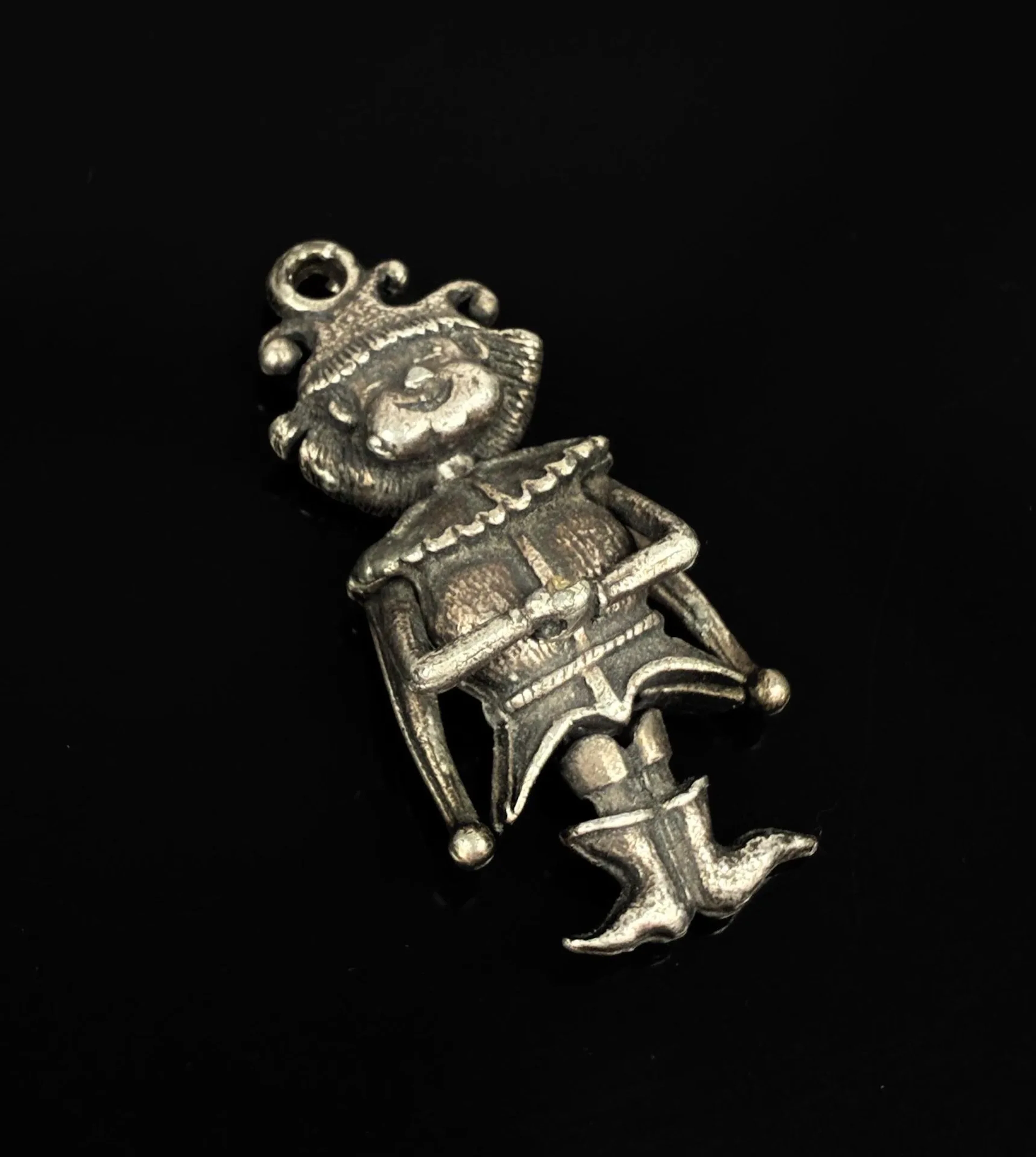 Small articulated pendant in silver-plated metal covered wit - Lot 17