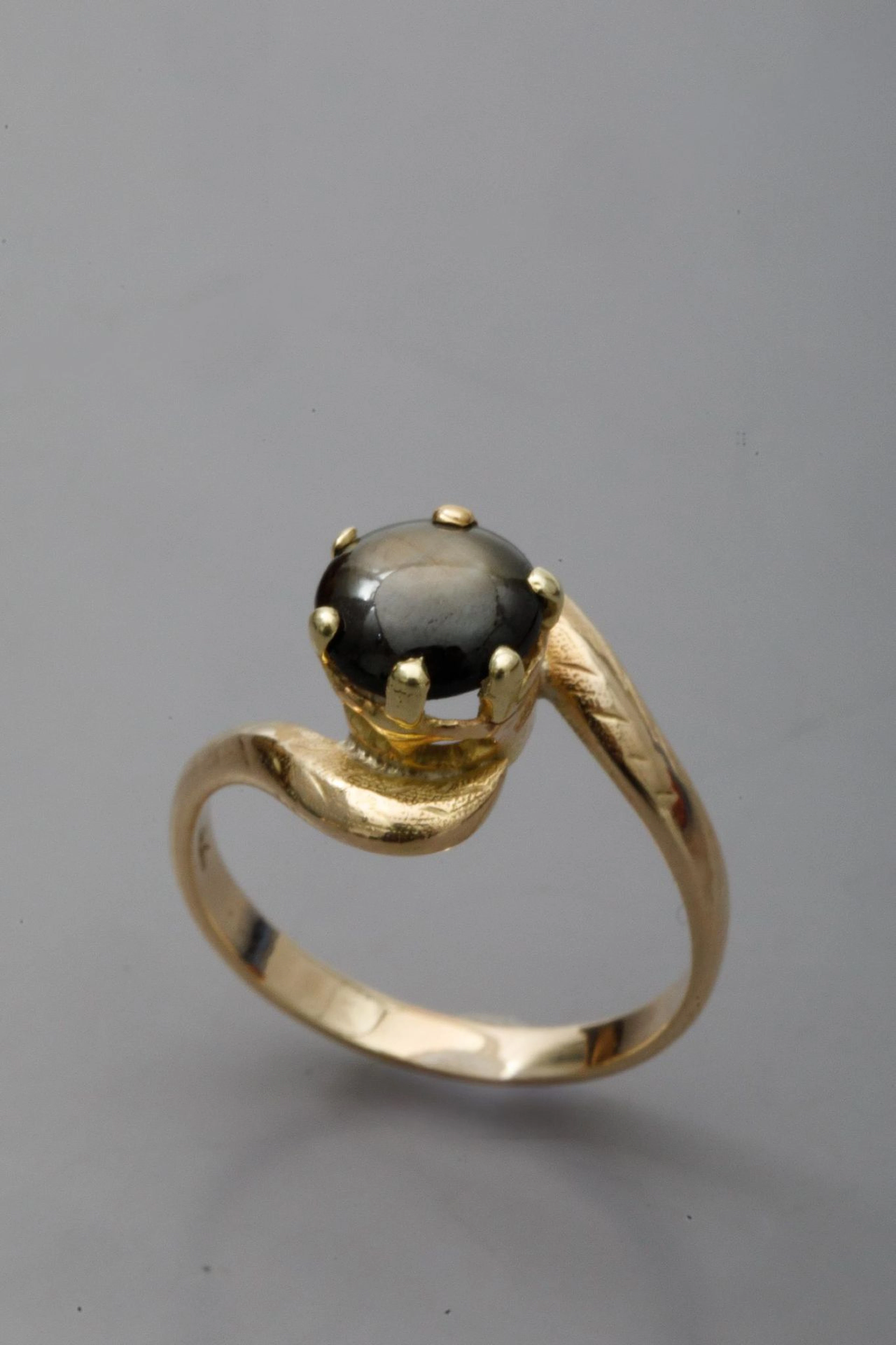 750-thousandths yellow gold ring set with a black star-shape - Lot 31