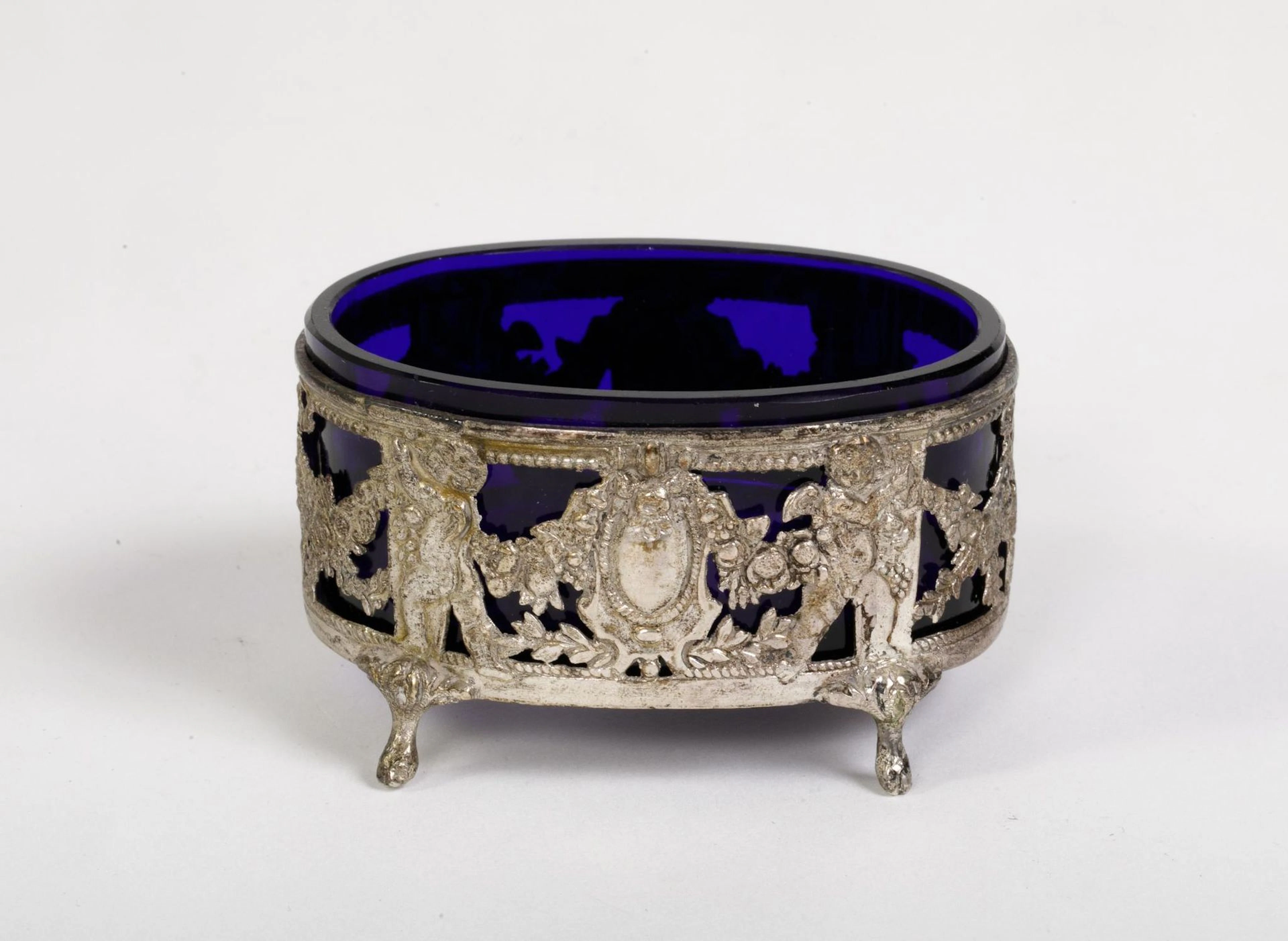 Oval salt cellar, likely made of fine silver, finely openwor - Lot 119