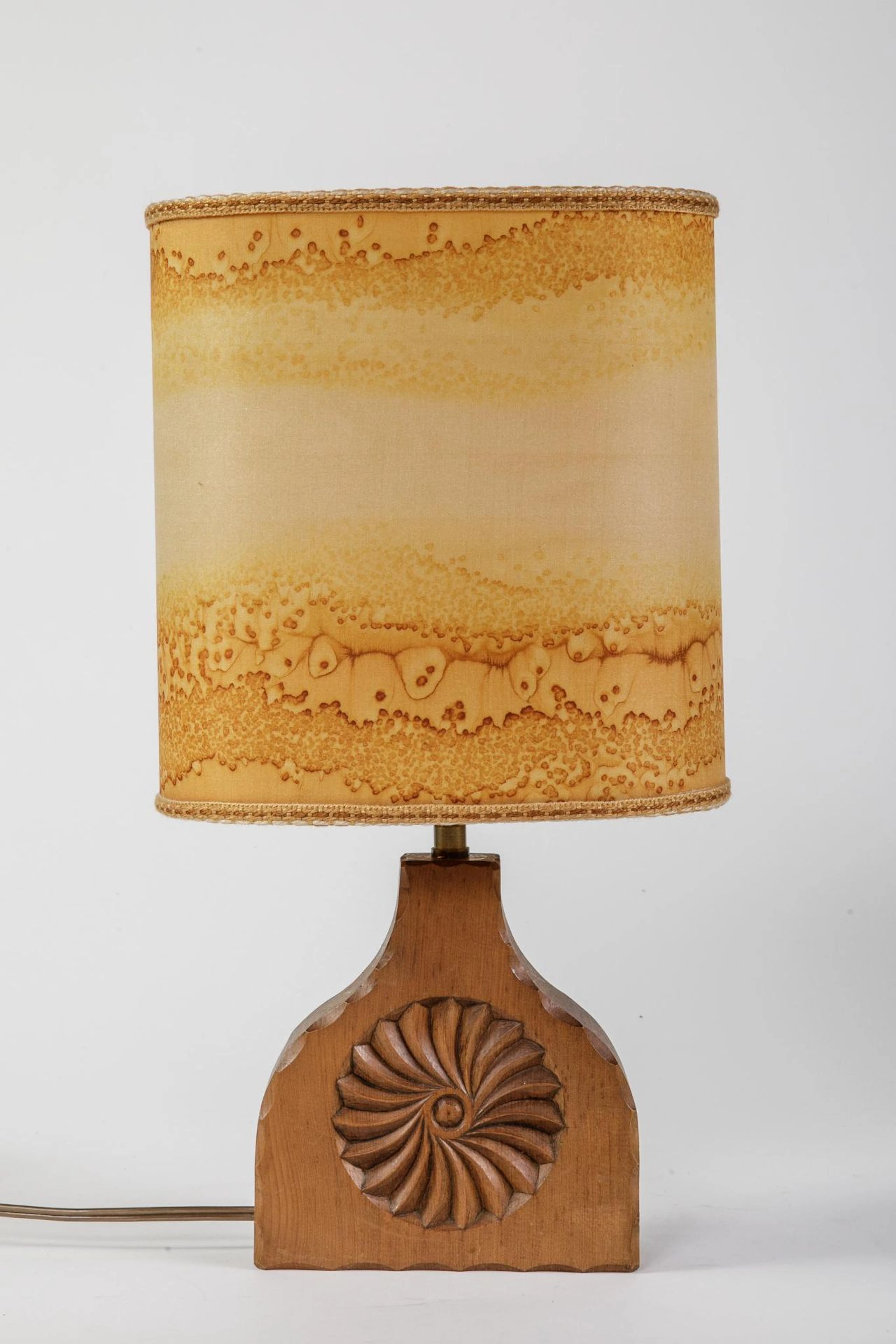 Carved wooden table lamp, with rosettes decorating the sides - Lot 368