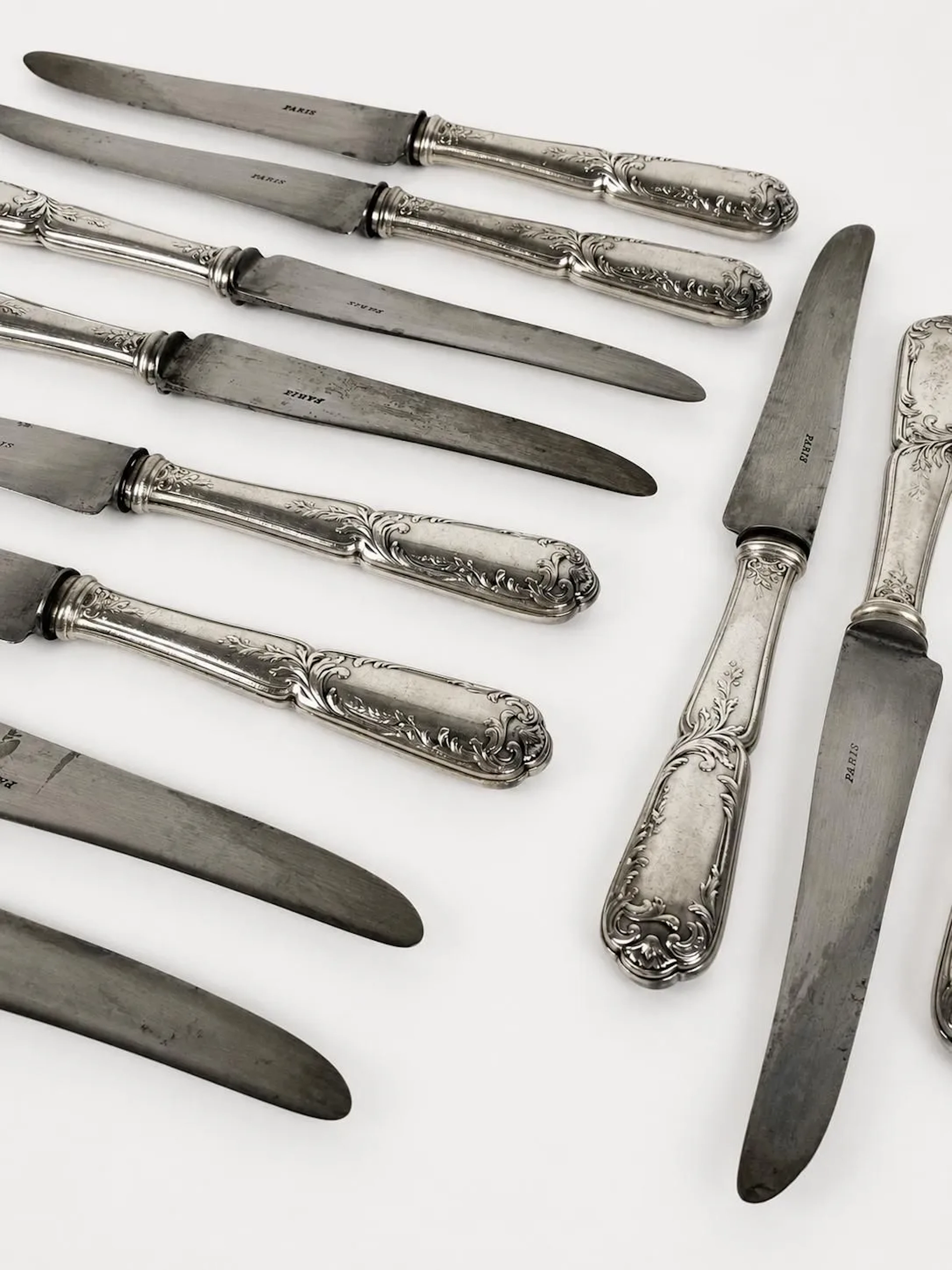 Set of twelve Rocaille-style knives with silver-plated metal - Lot 582