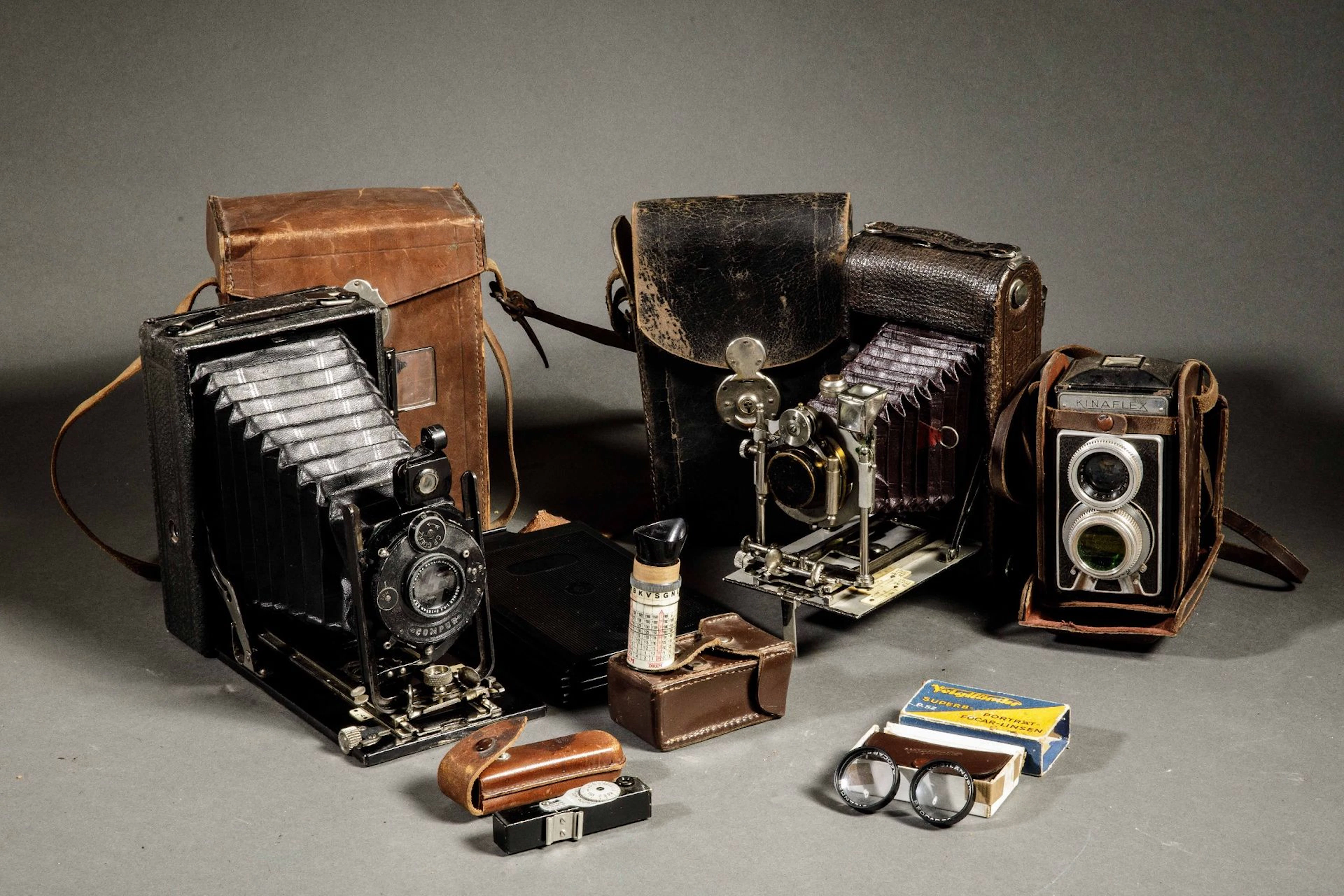 A set of three assorted cameras, including a 9x12 bellows ca - Lot 46