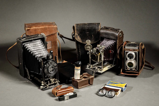 A set of three assorted cameras, including a 9x12 bellows ca - Lot 46