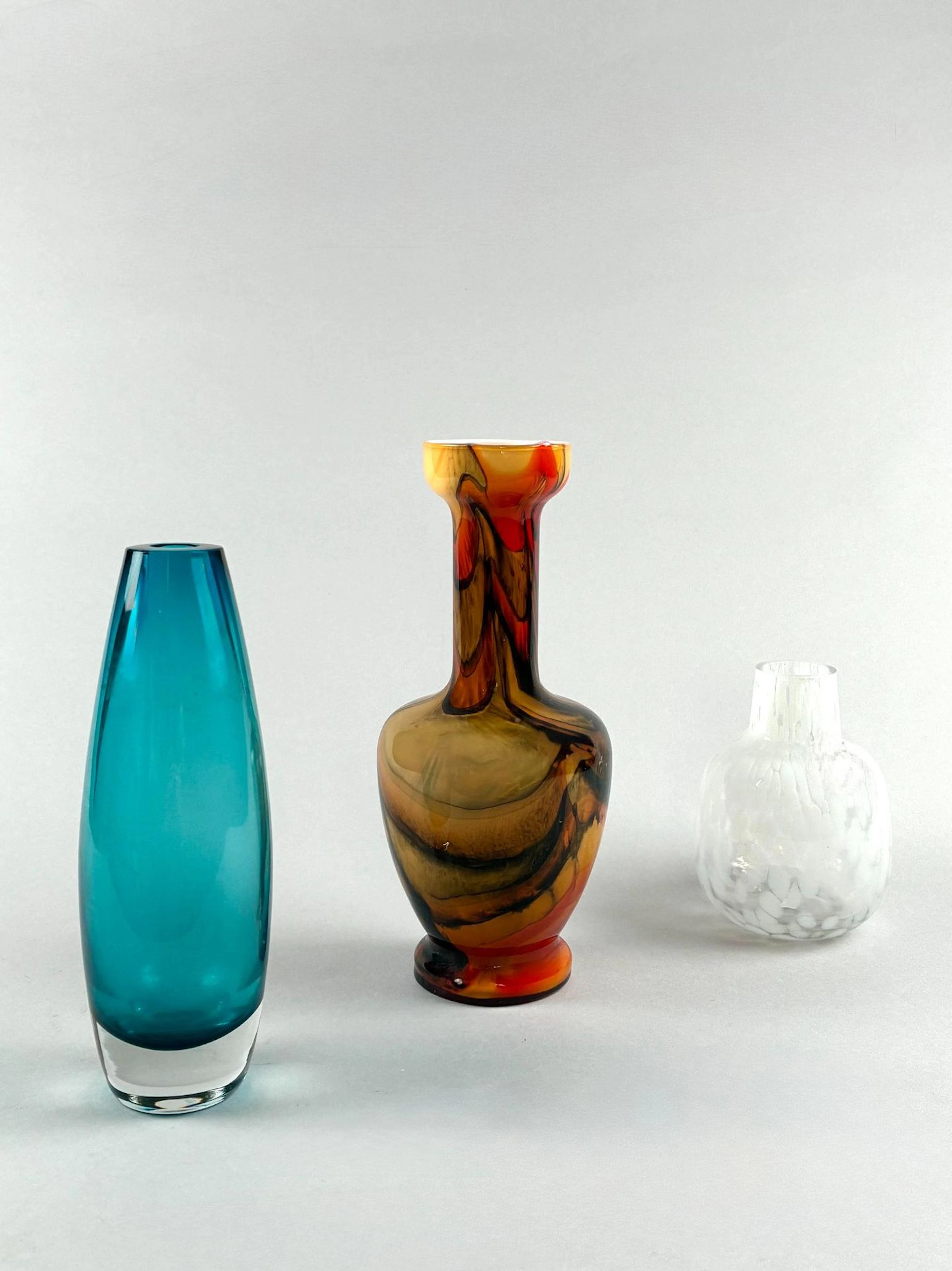 Set of three glass vases: one in marbled glass in shades of - Lot 145