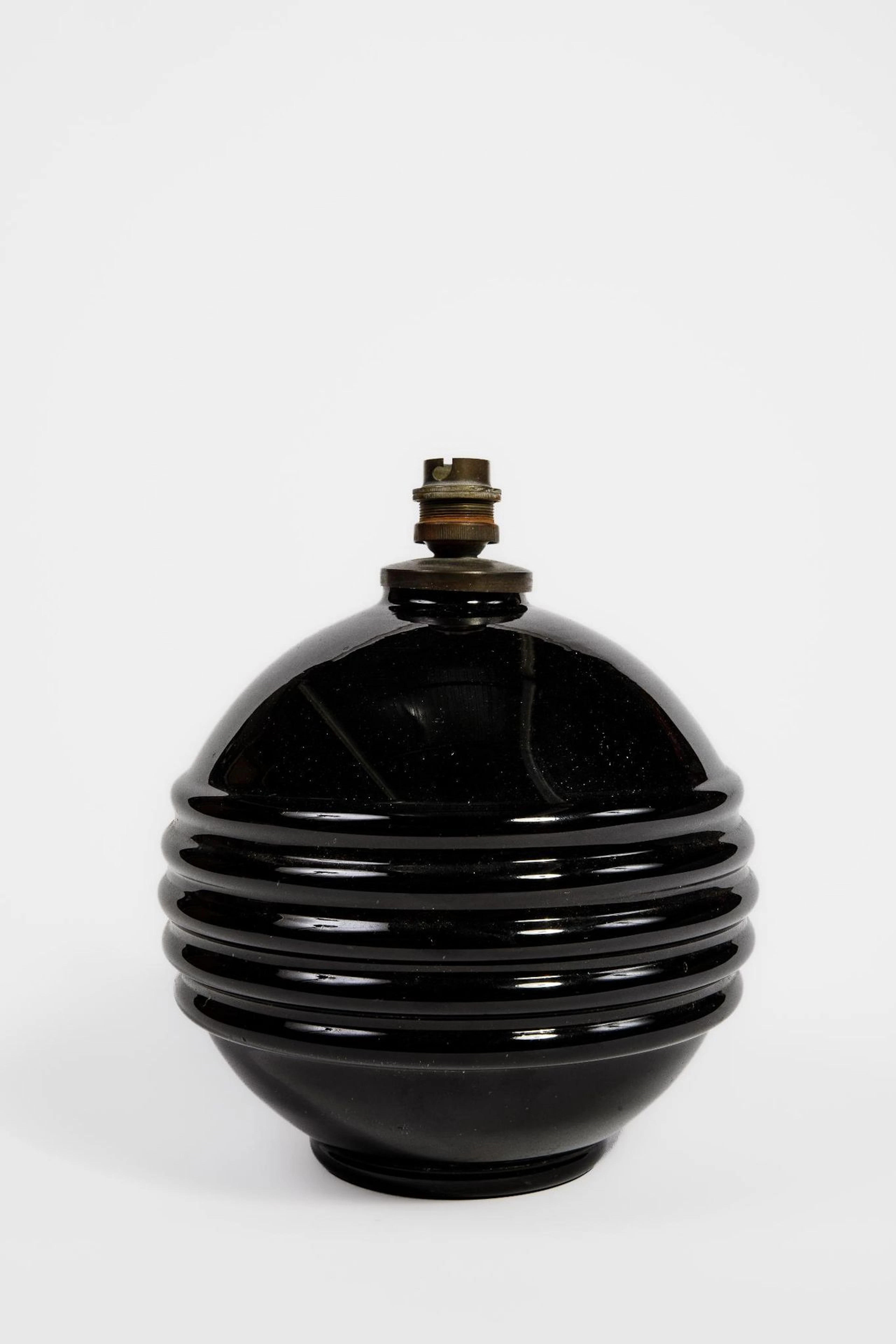 Circular black glass ball lamp with five ribs - Lot 319