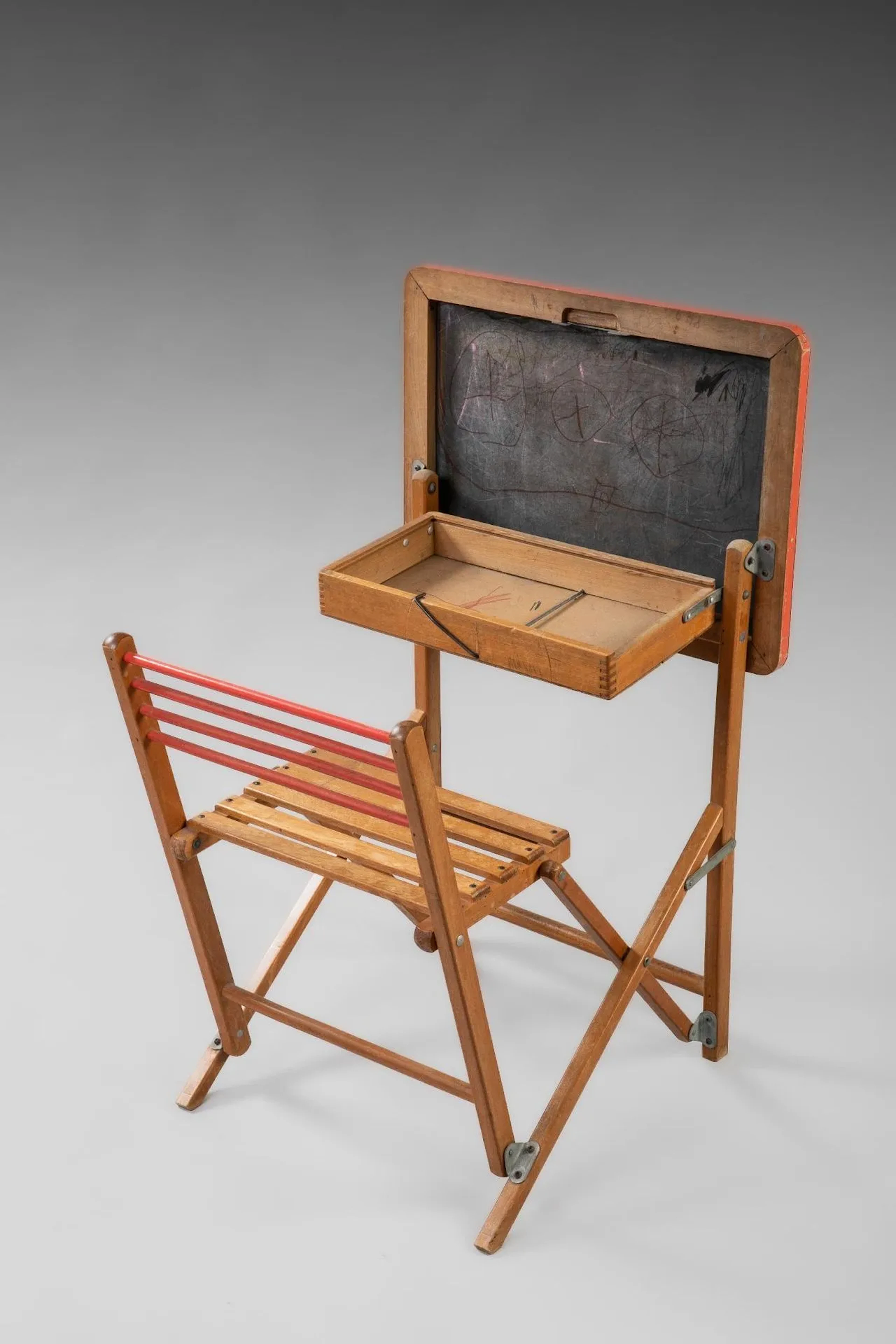 Vintage folding children's desk in natural and lacquered woo - Lot 159