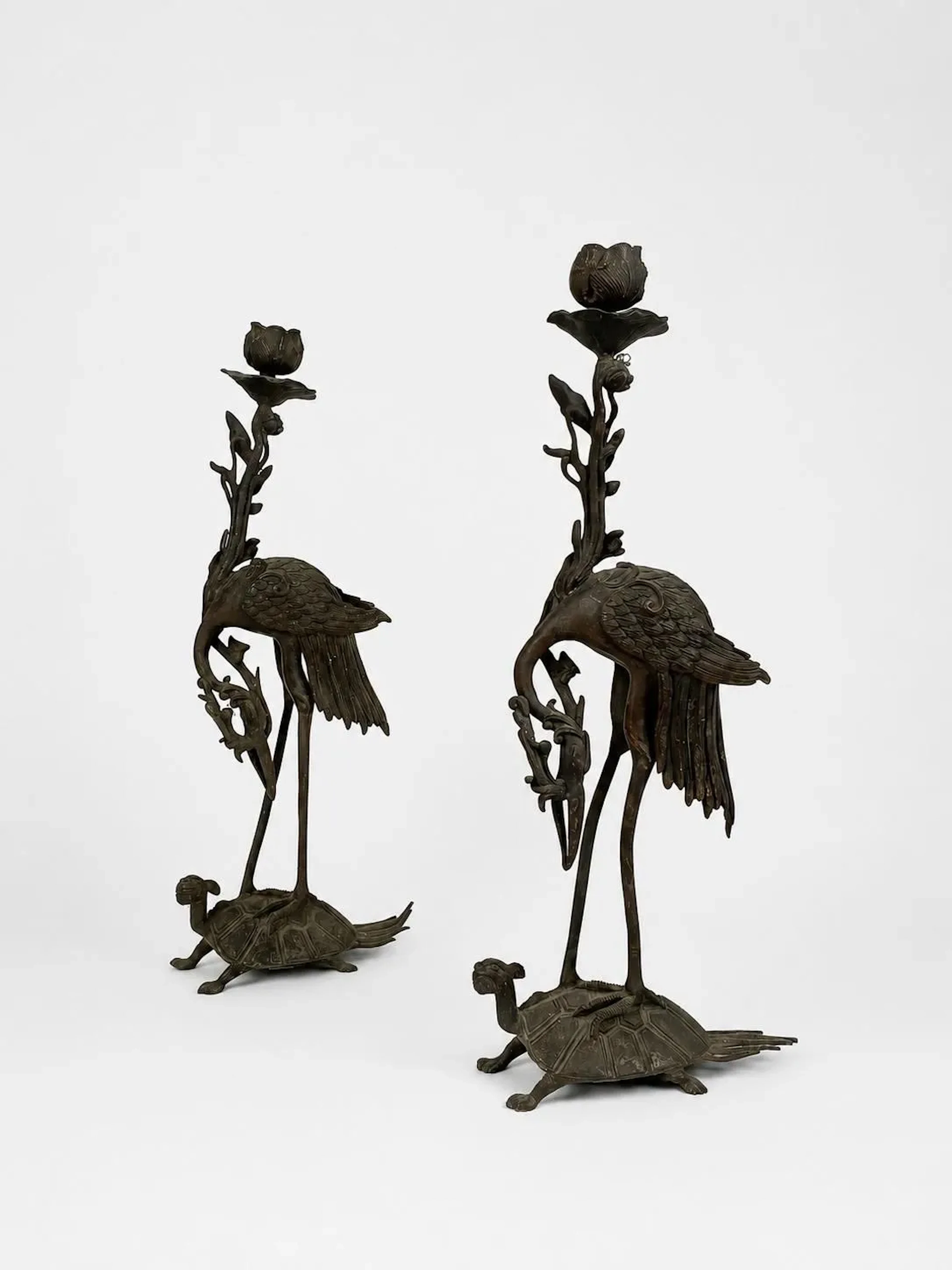 Pair of bronze candlesticks with a medallion-style patina de - Lot 384