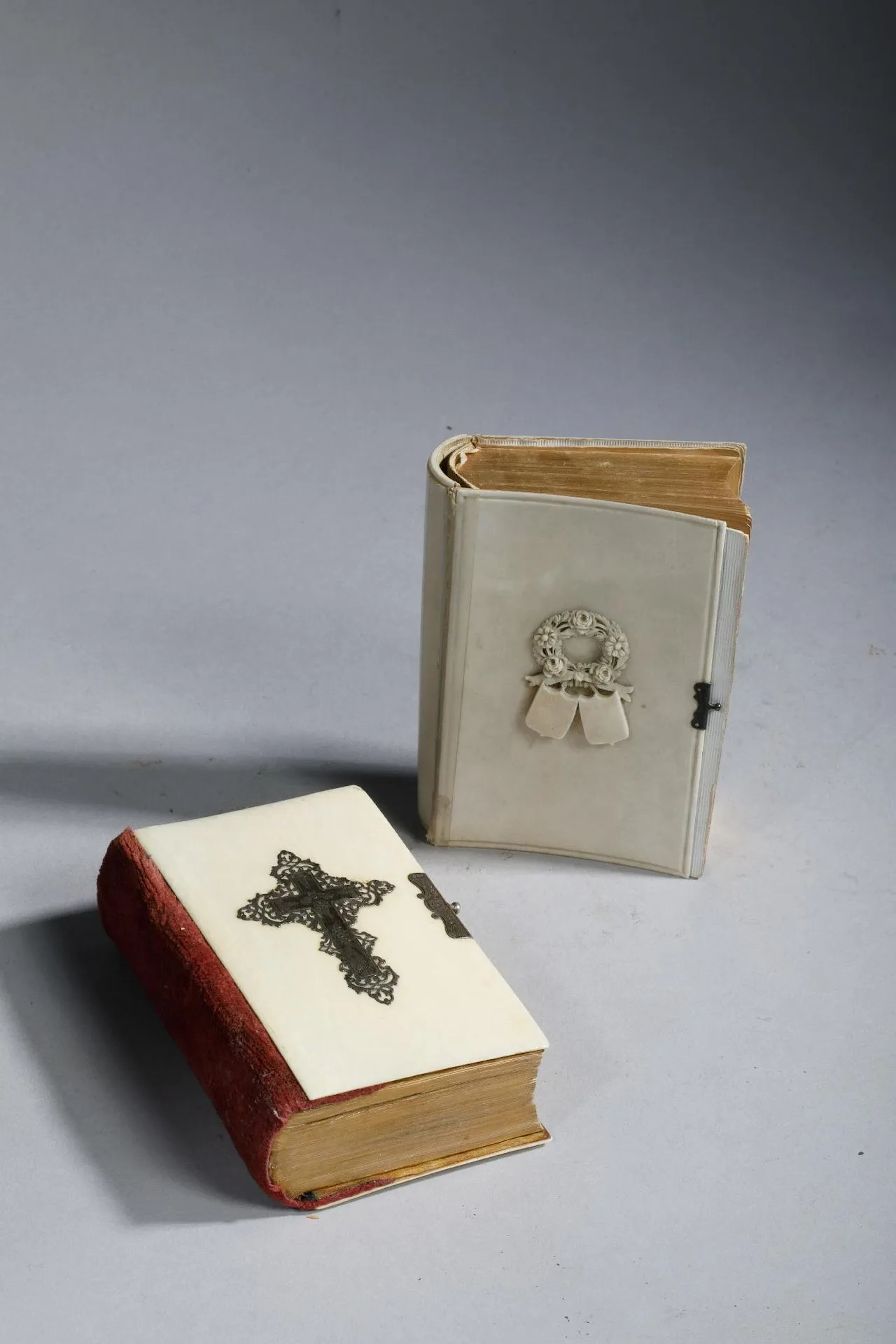 Two missals, one made of bone and the other of mother-of-pea - Lot 308