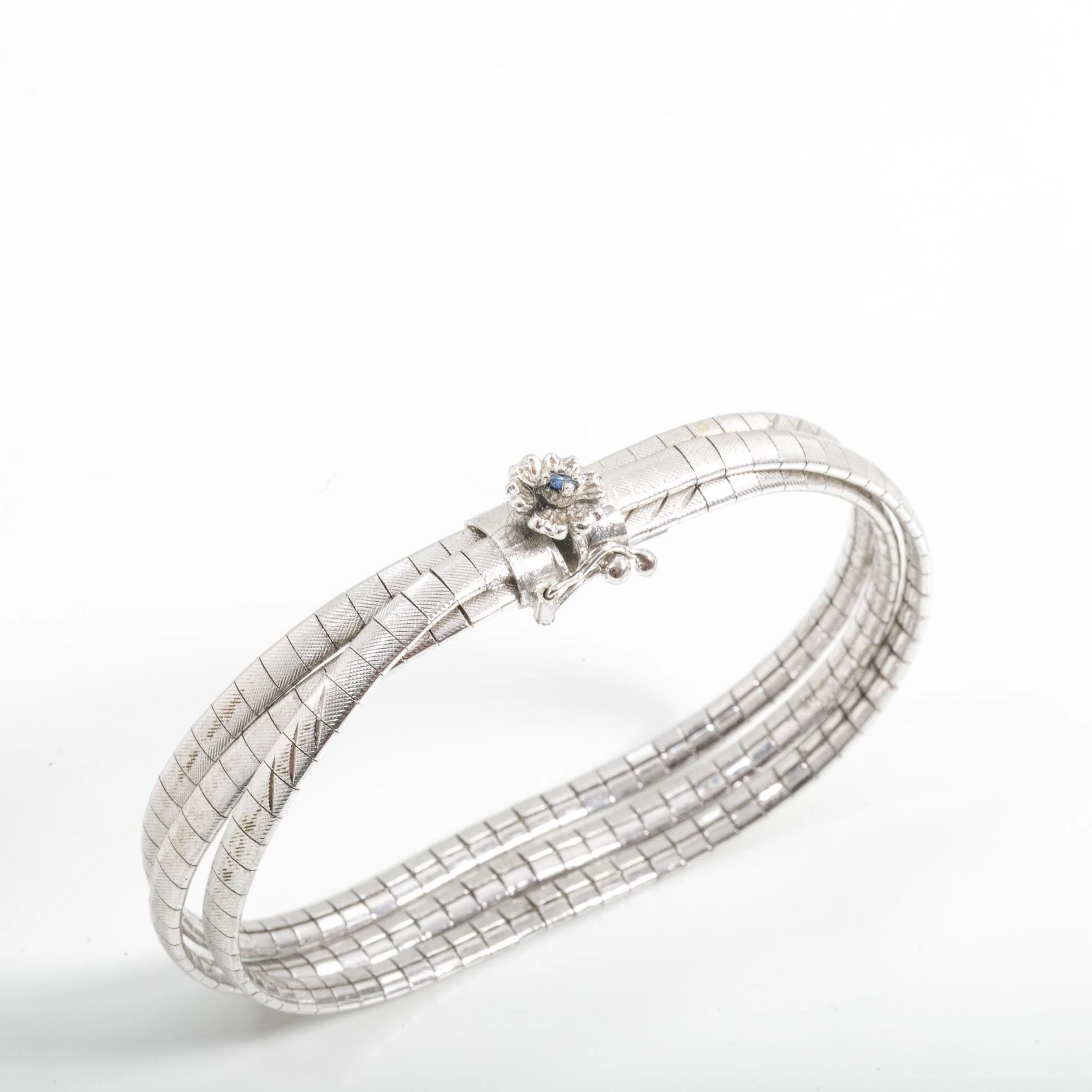 White gold bracelet composed of three finely carved snake ch - Lot 83