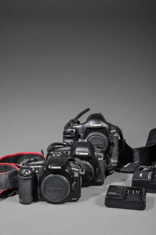 In a specialized bag, a set of three untested Canon cameras. - Lot 82
