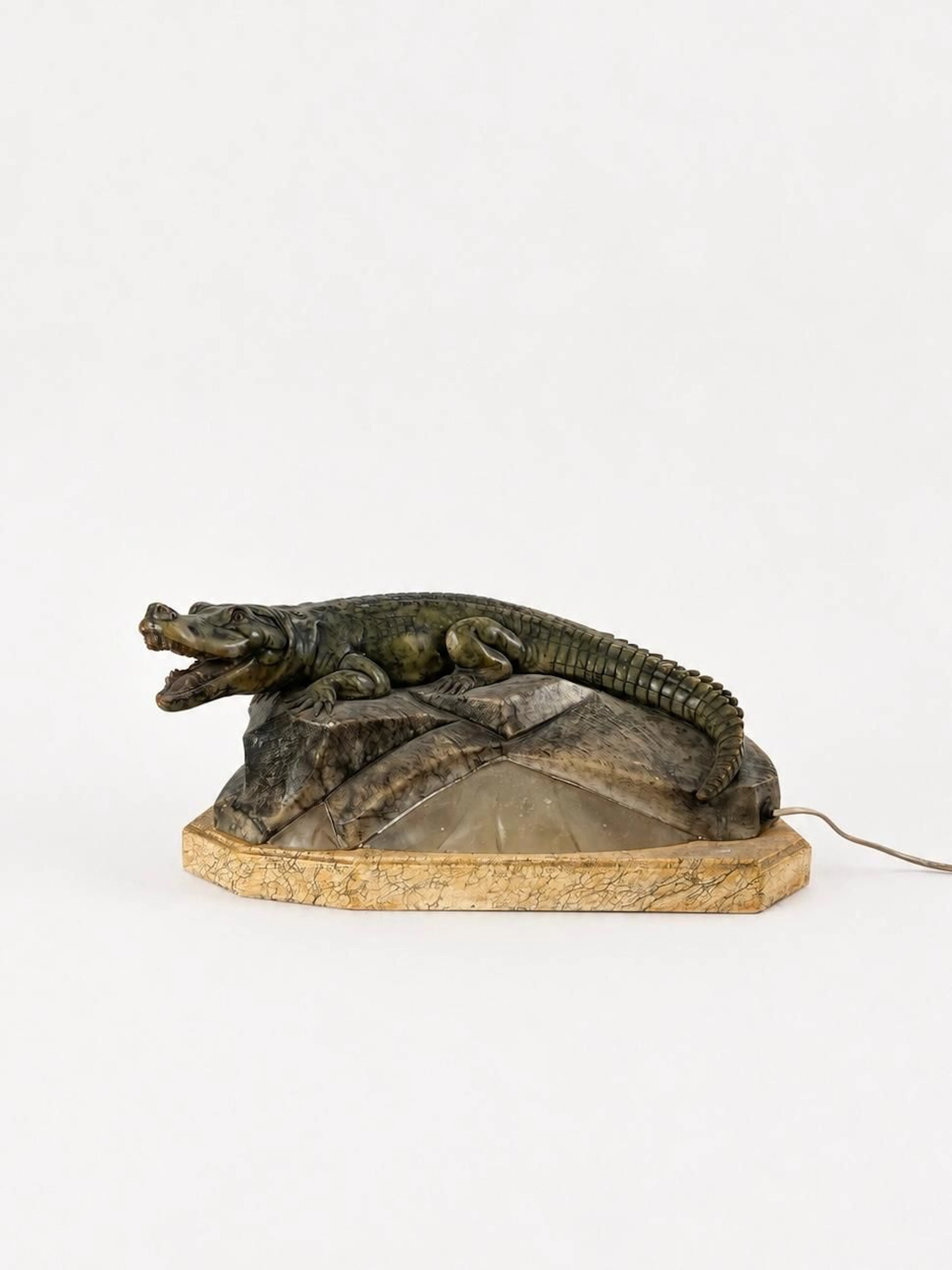 Alabaster lamp depicting an alligator on a luminous mound - Lot 40