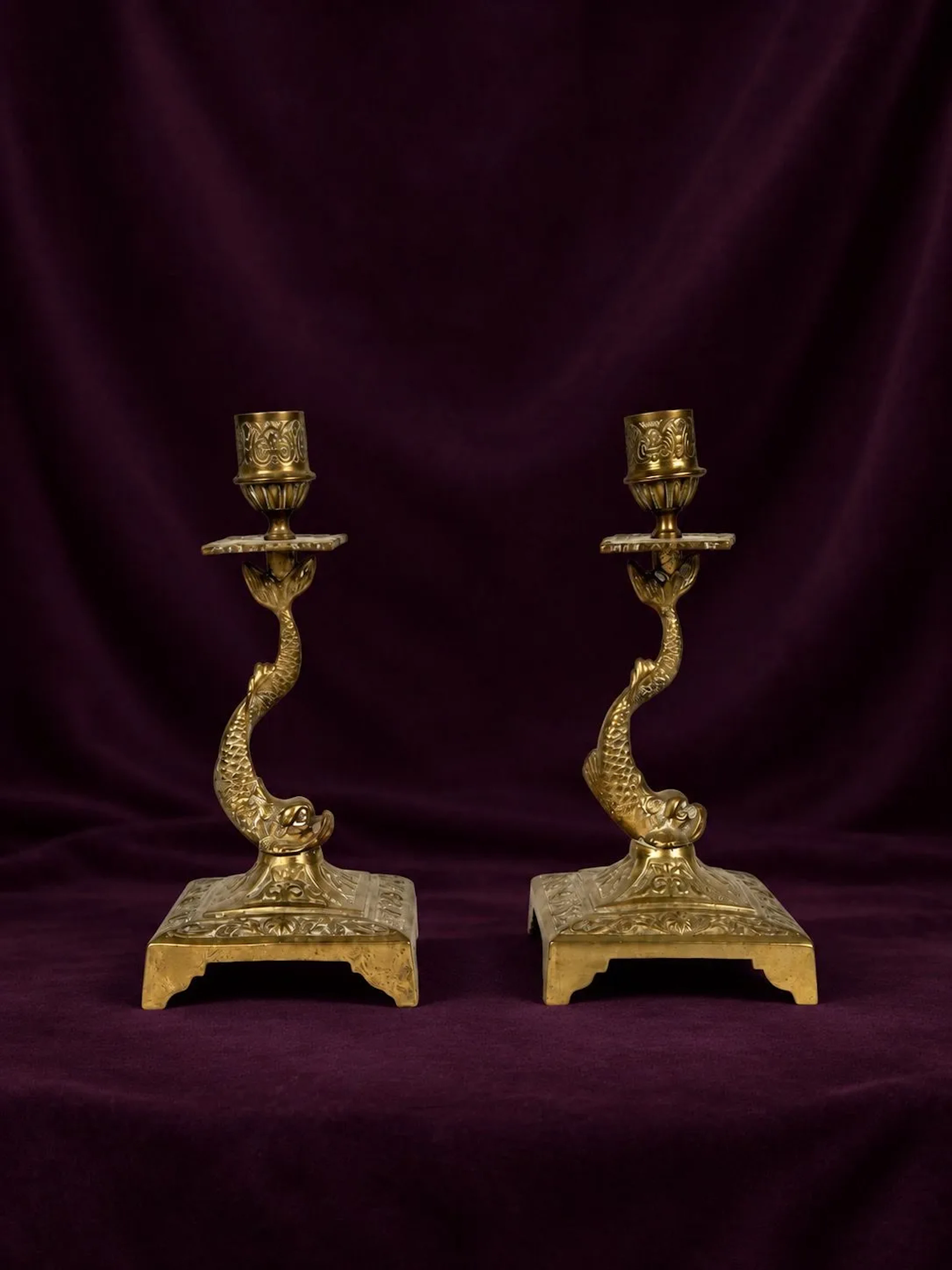 Pair of small gilded brass candlesticks depicting dolphins i - Lot 43