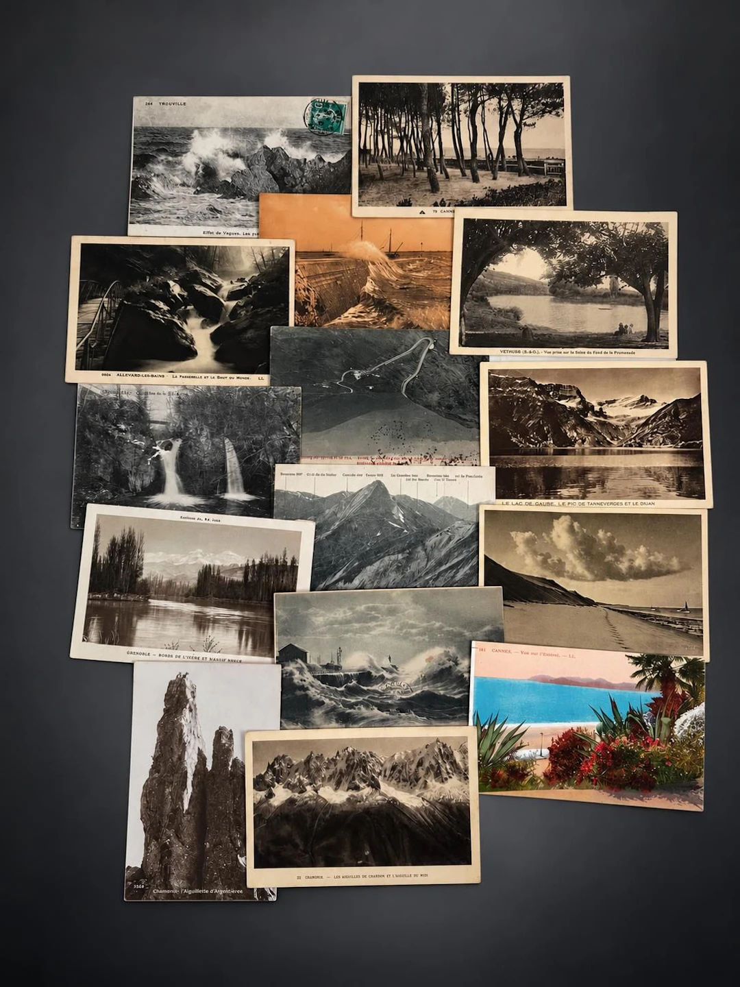 A box of postcards containing approximately 600 cards featur - Lot 118