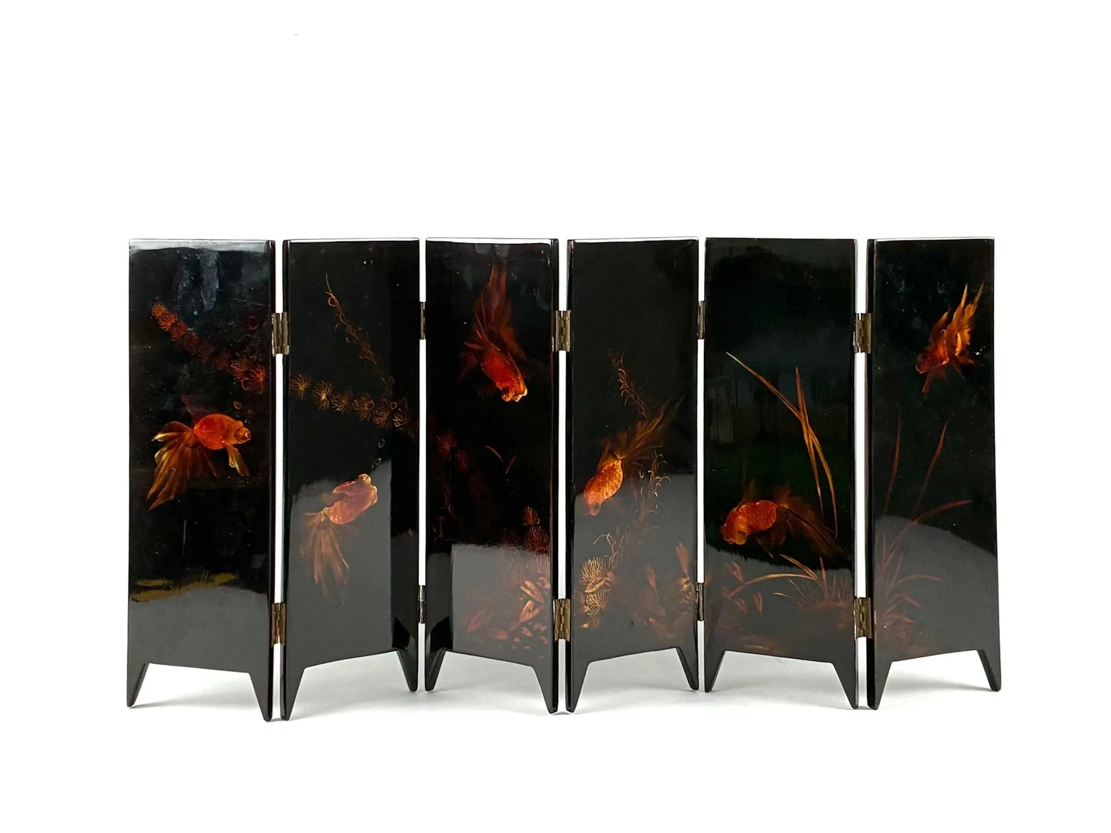 VIETNAM Small 6-leaf table folding screen with inlaid mother - Lot 312