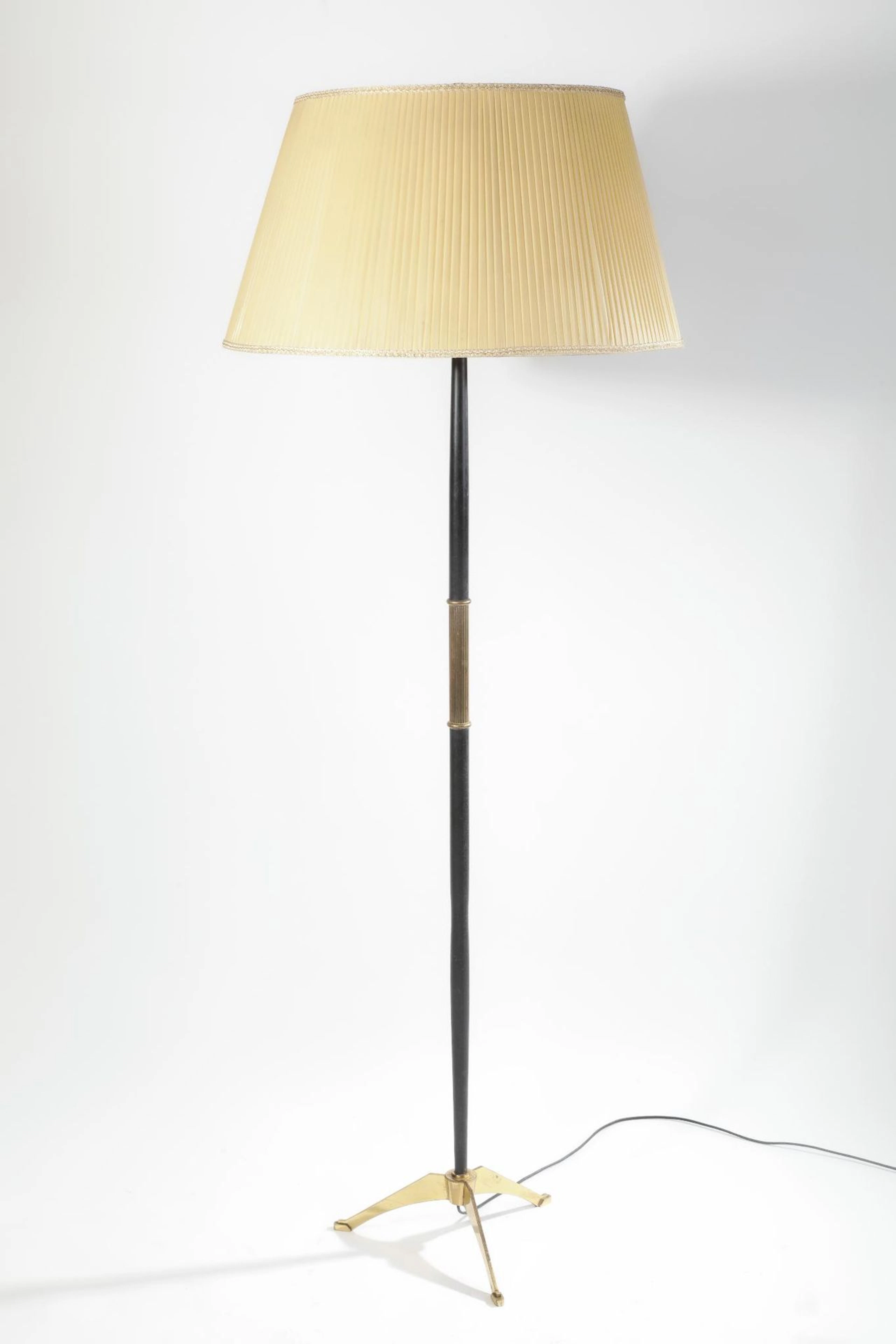 Lampadaire tripode en laiton doré et métal laqué noir le fût - Lot 39