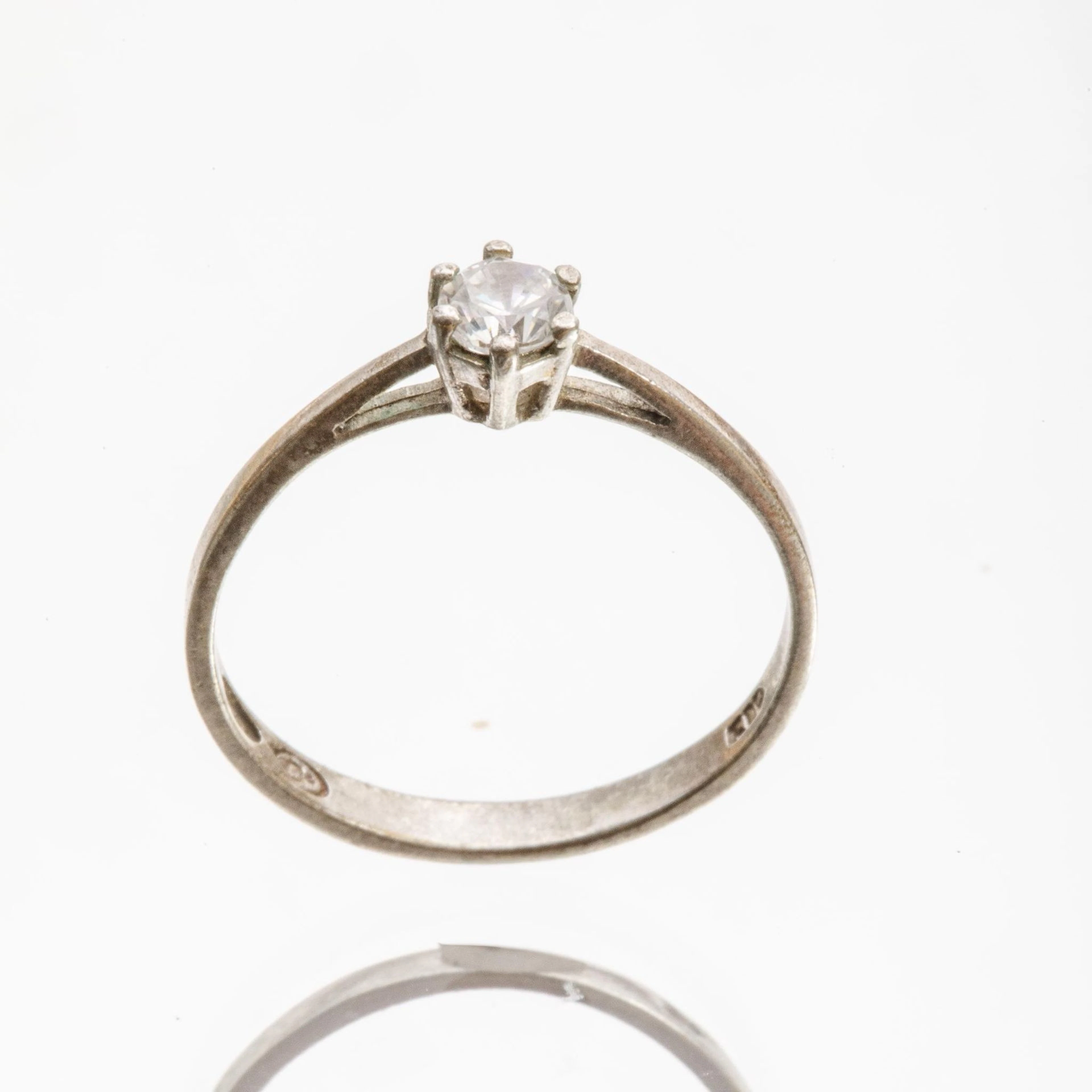 750 white gold ring (owl hallmark) set with a zirconium ston - Lot 88