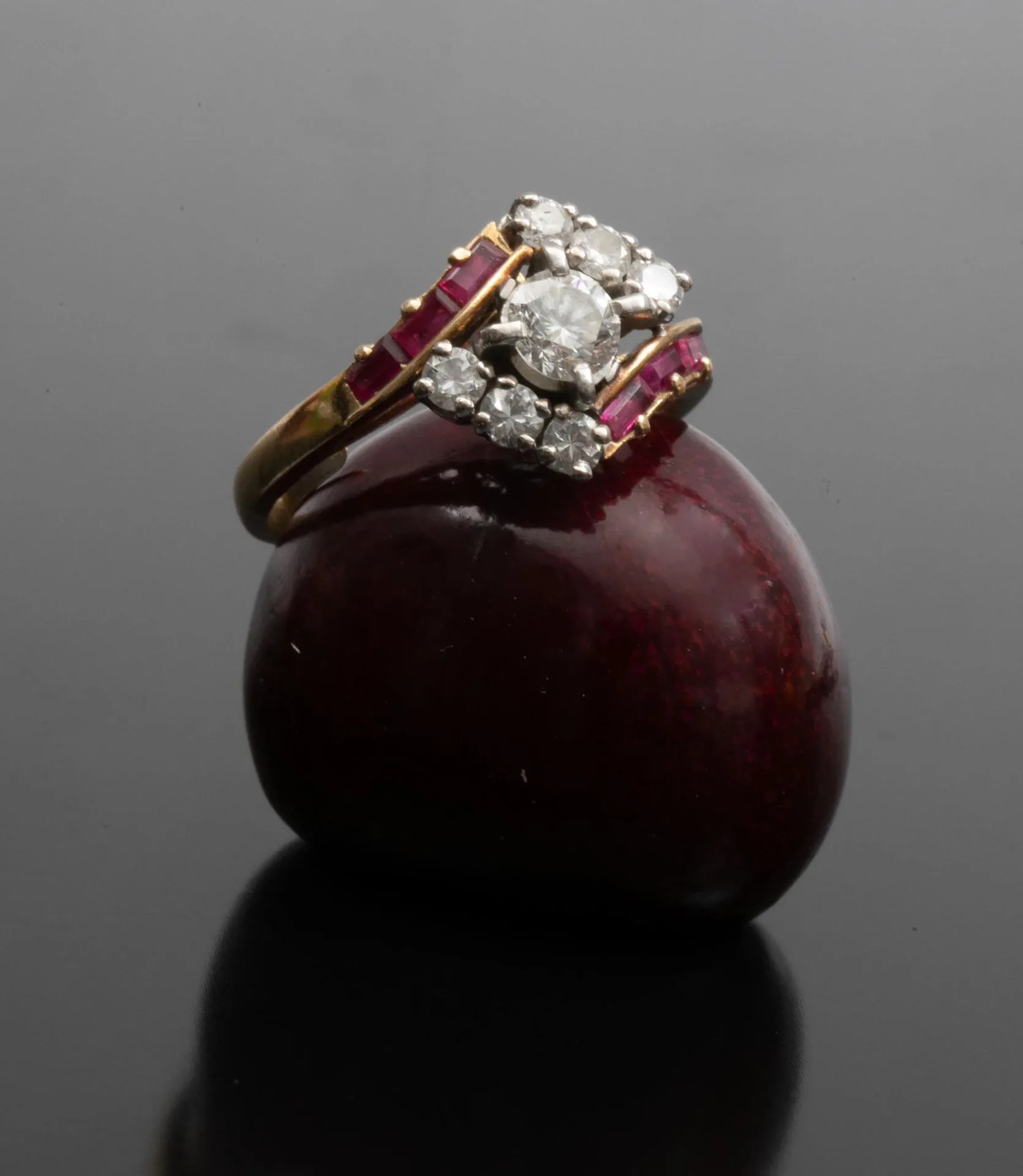 750 thousandths gold ring set with a round brilliant-cut dia - Lot 85