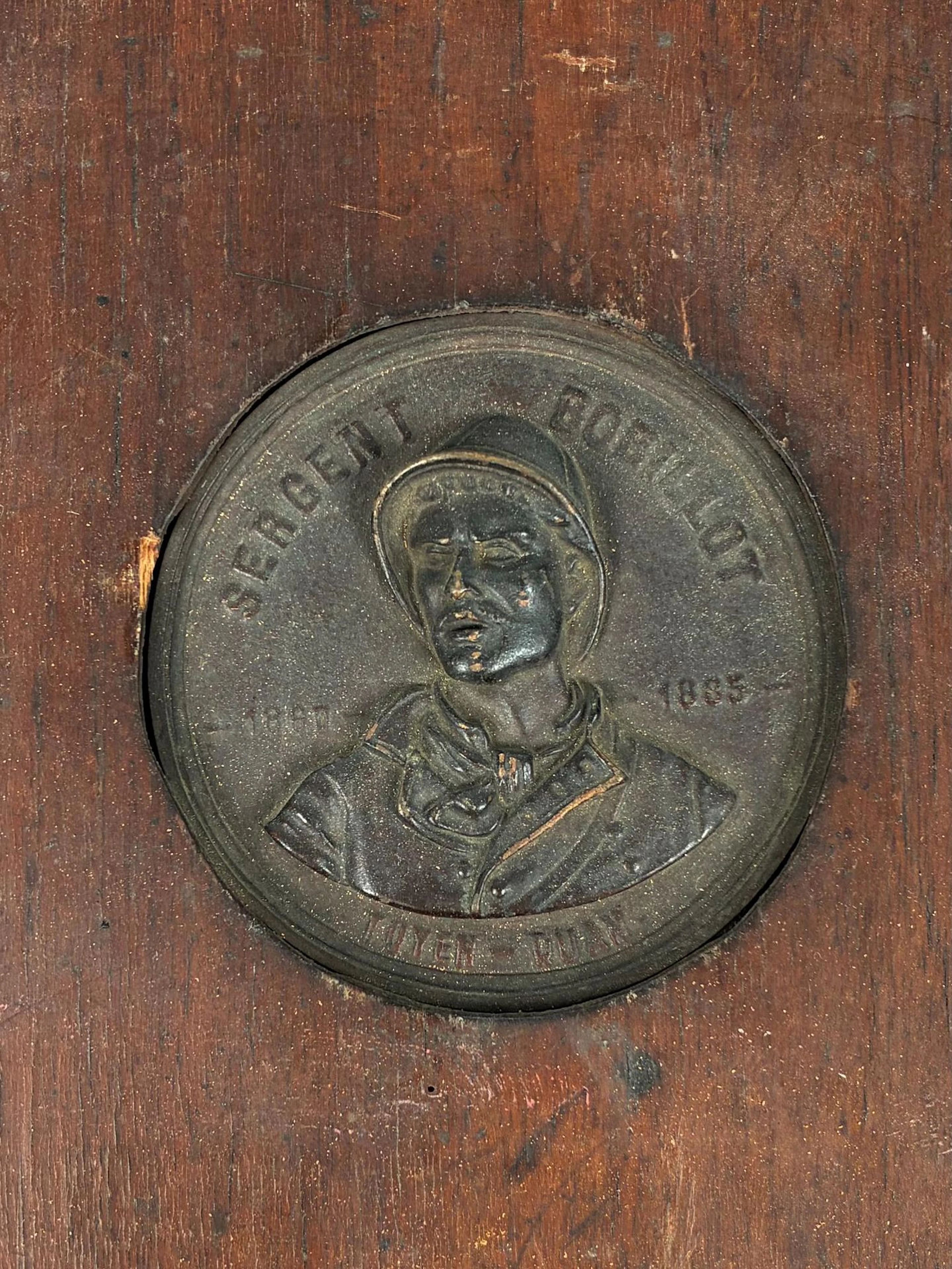 Bronze medal with a black patina in a wooden frame depicting - Lot 412