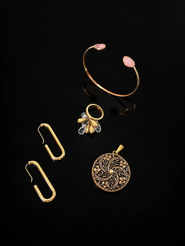 A gold-tone jewelry set consisting of a half-cuff bracelet a - Lot 194
