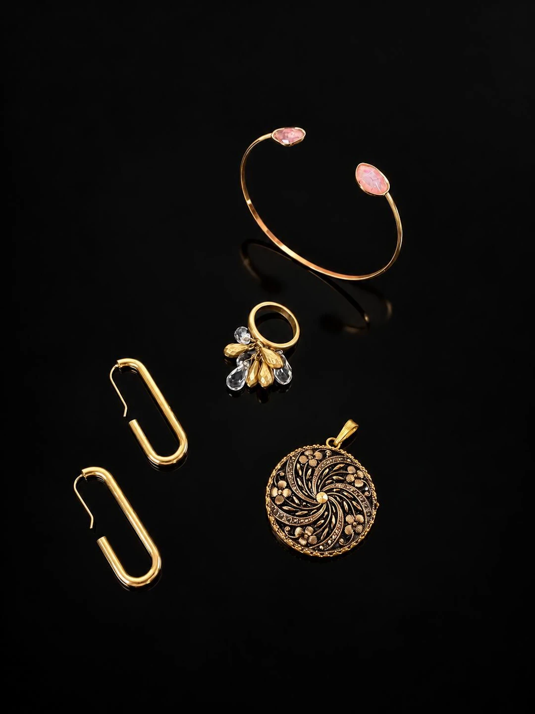 A gold-tone jewelry set consisting of a half-cuff bracelet a - Lot 194