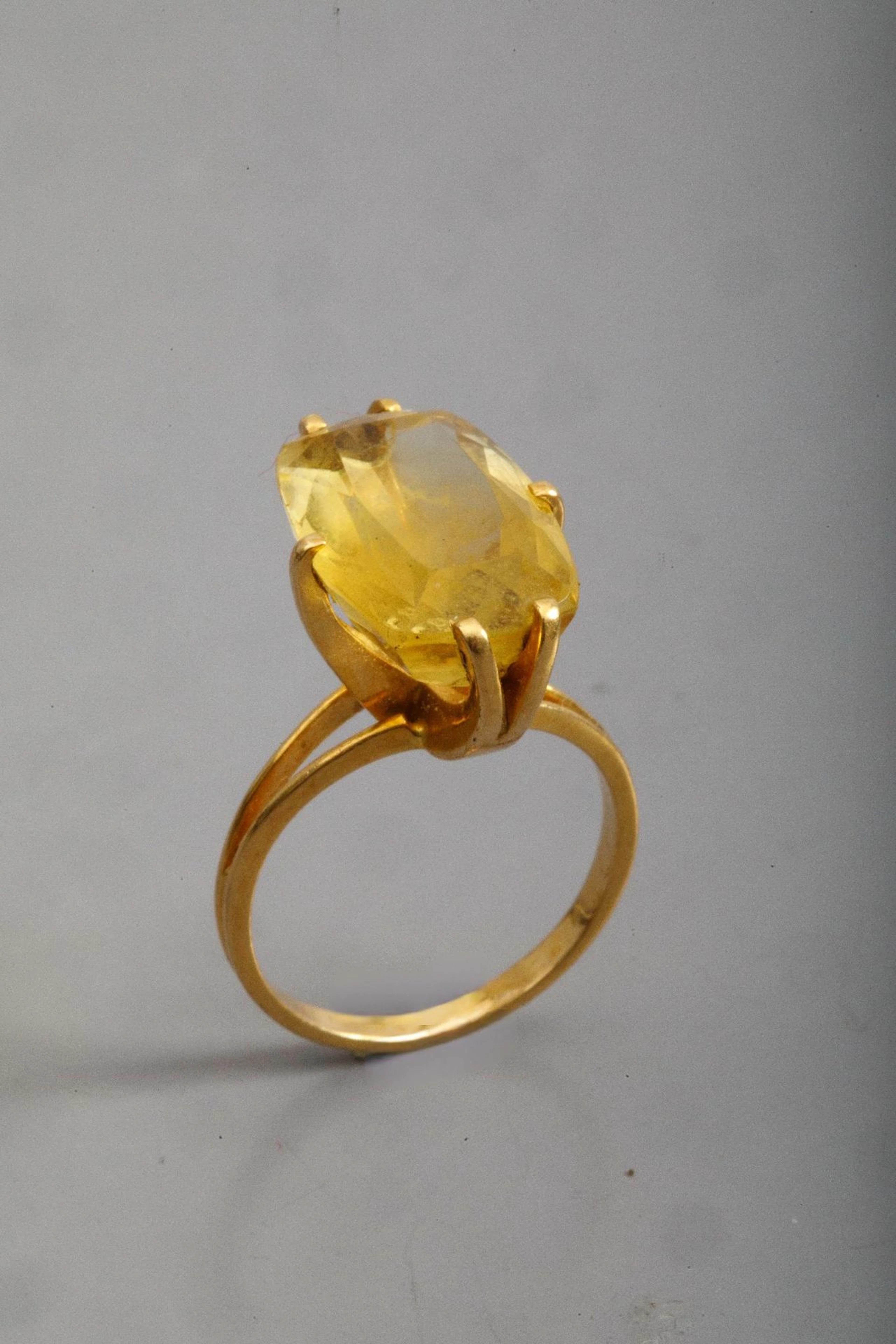 Yellow gold 750 thousandths ring set with a slightly rectang - Lot 41
