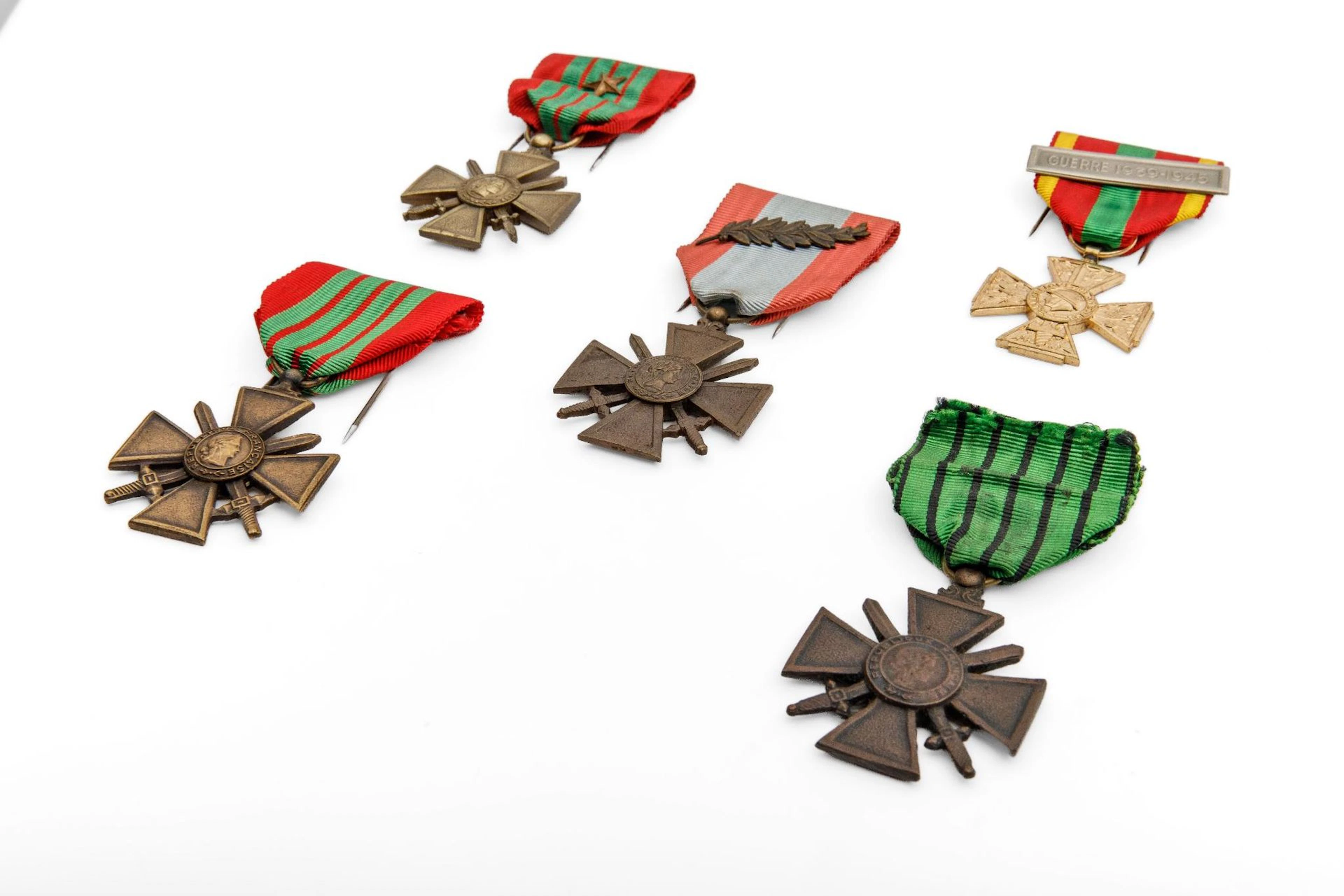 France, Set of decorations. - Lot 358