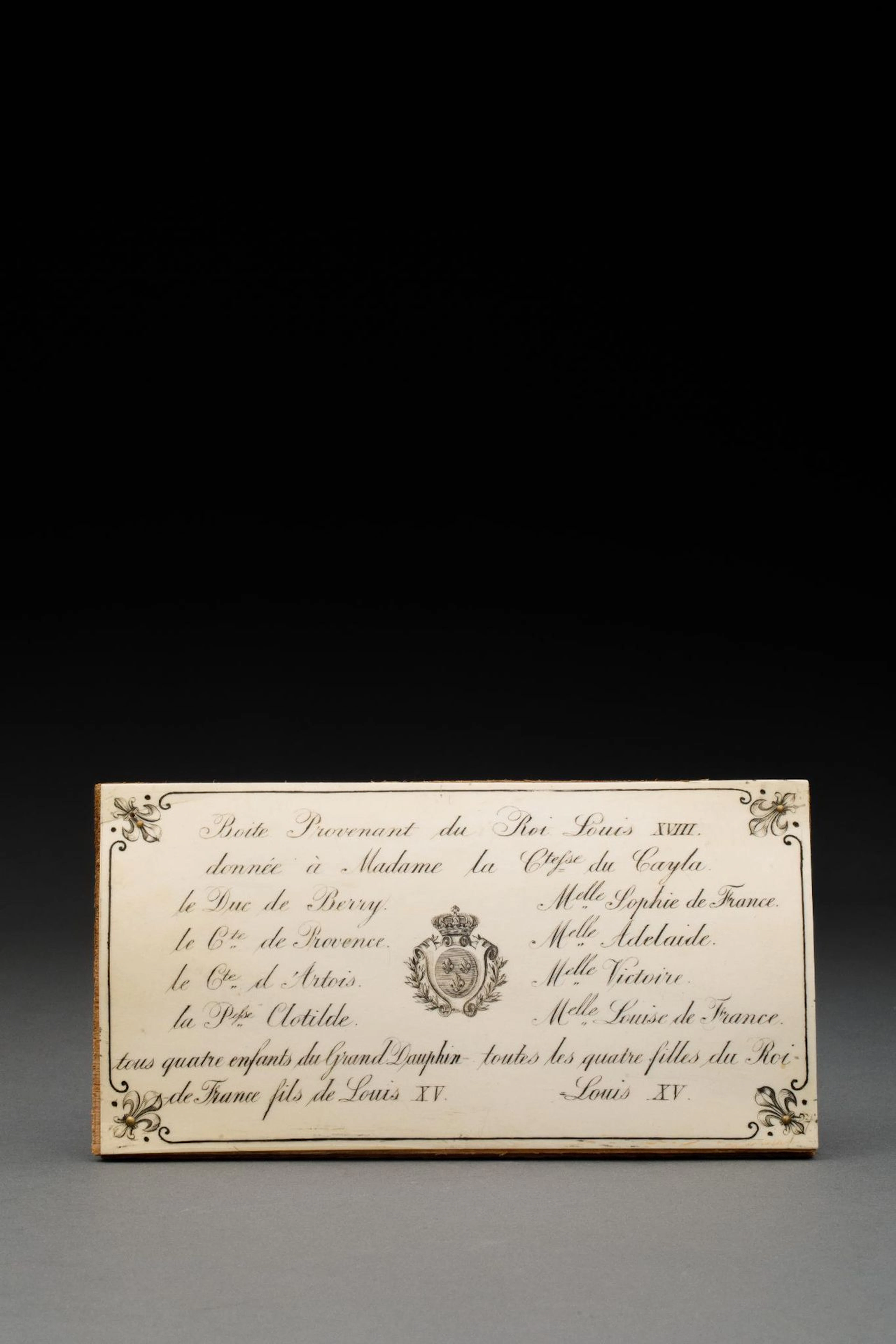 Bone plaque commemorating the French royal family: - Lot 166