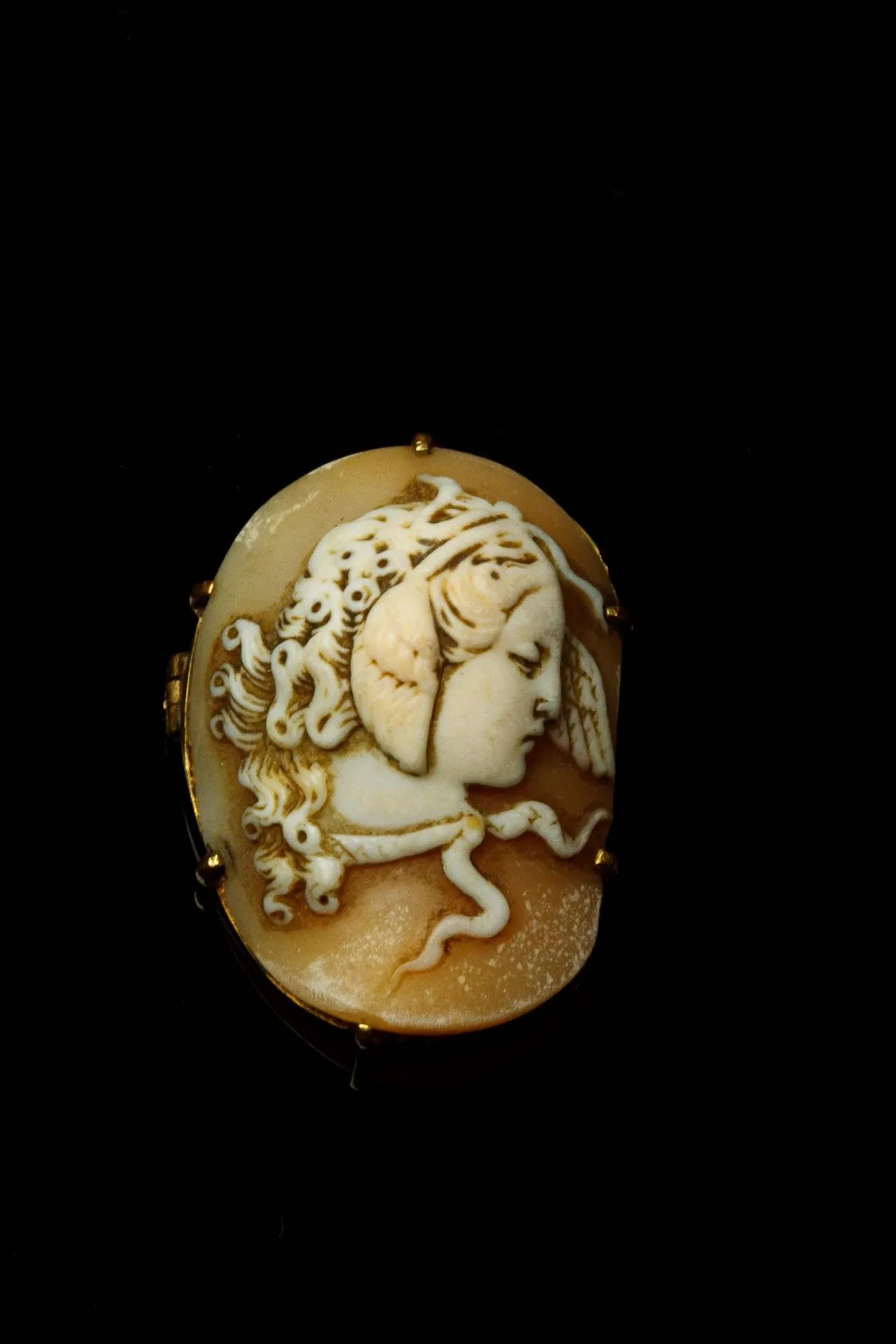 Brooch composed of a female cameo in a 750 thousandths yello - Lot 93