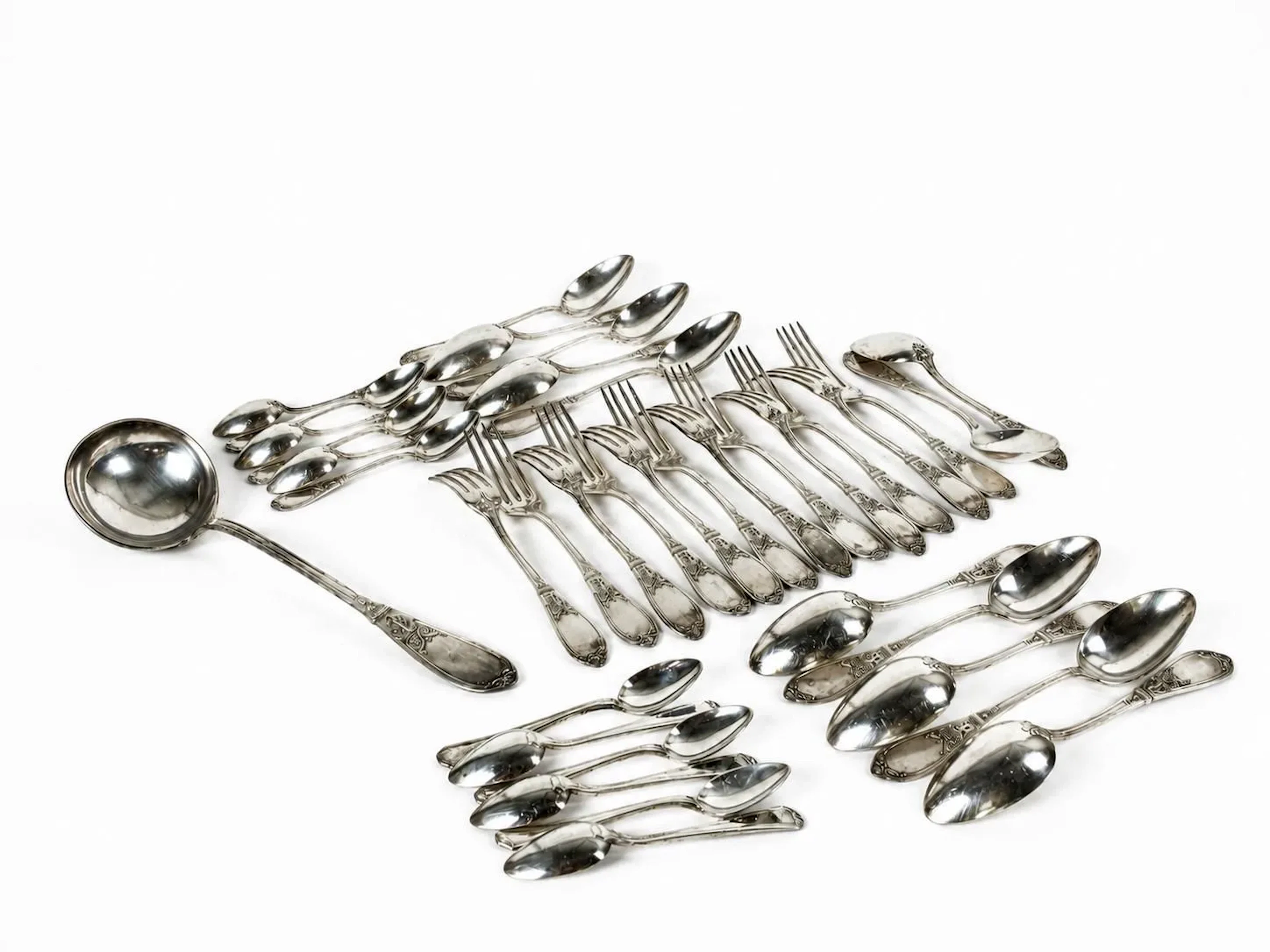 A set of silver plated, neoclassical-style tableware compris - Lot 579