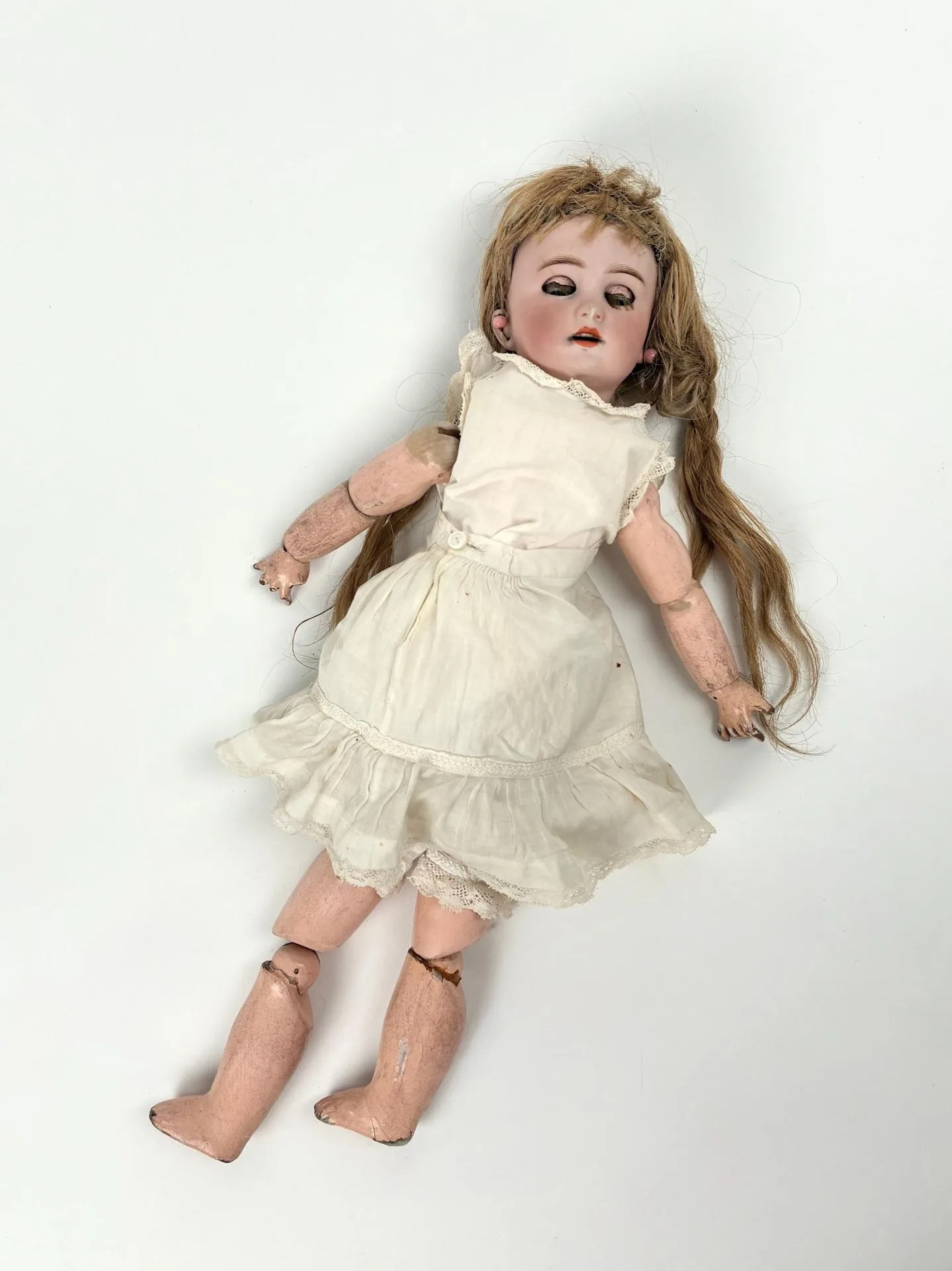 Porcelain doll with moving eyes, open mouth and boiled cardb - Lot 69