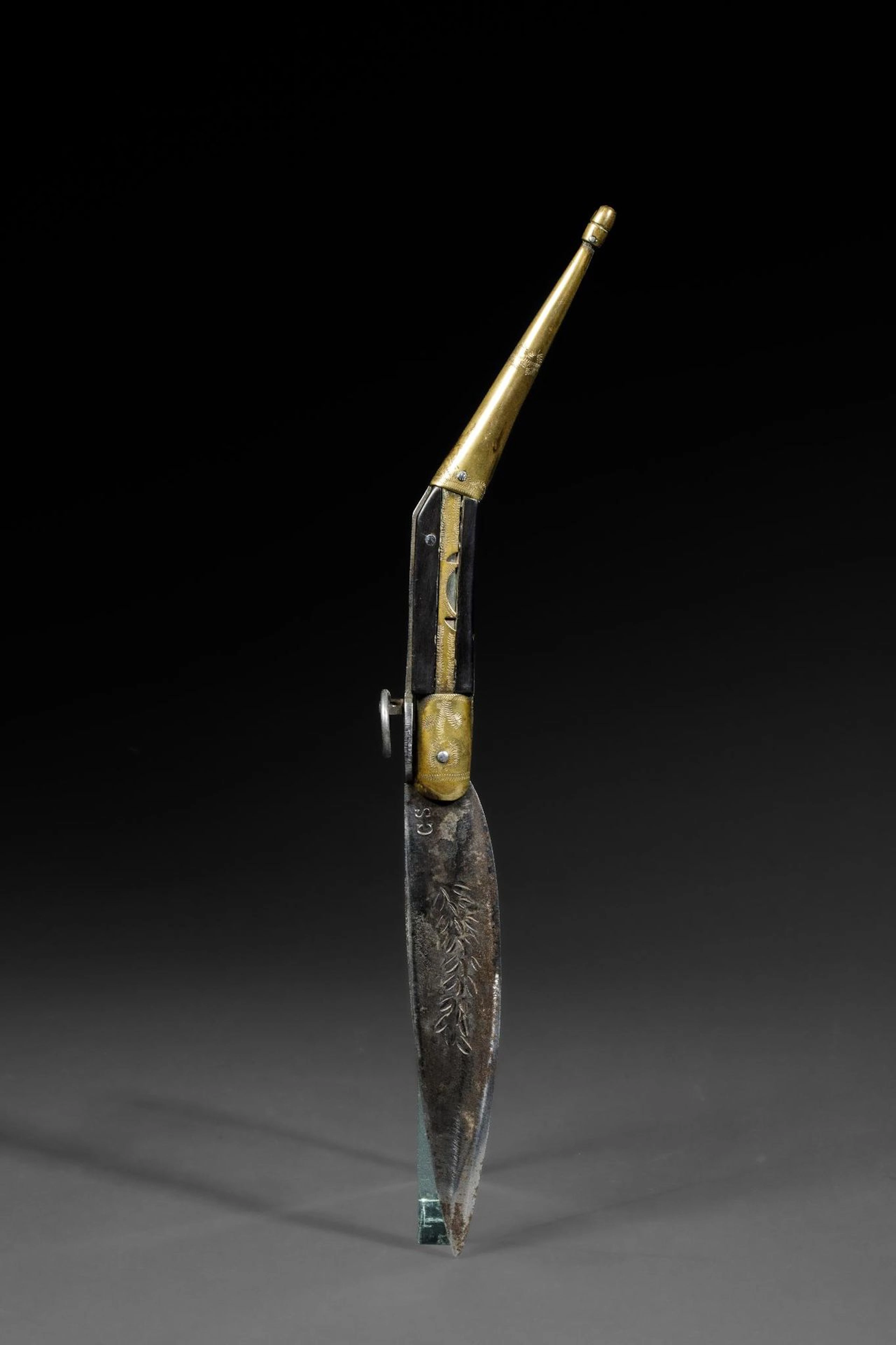 Large folding knife with a carbon steel blade engraved with - Lot 193