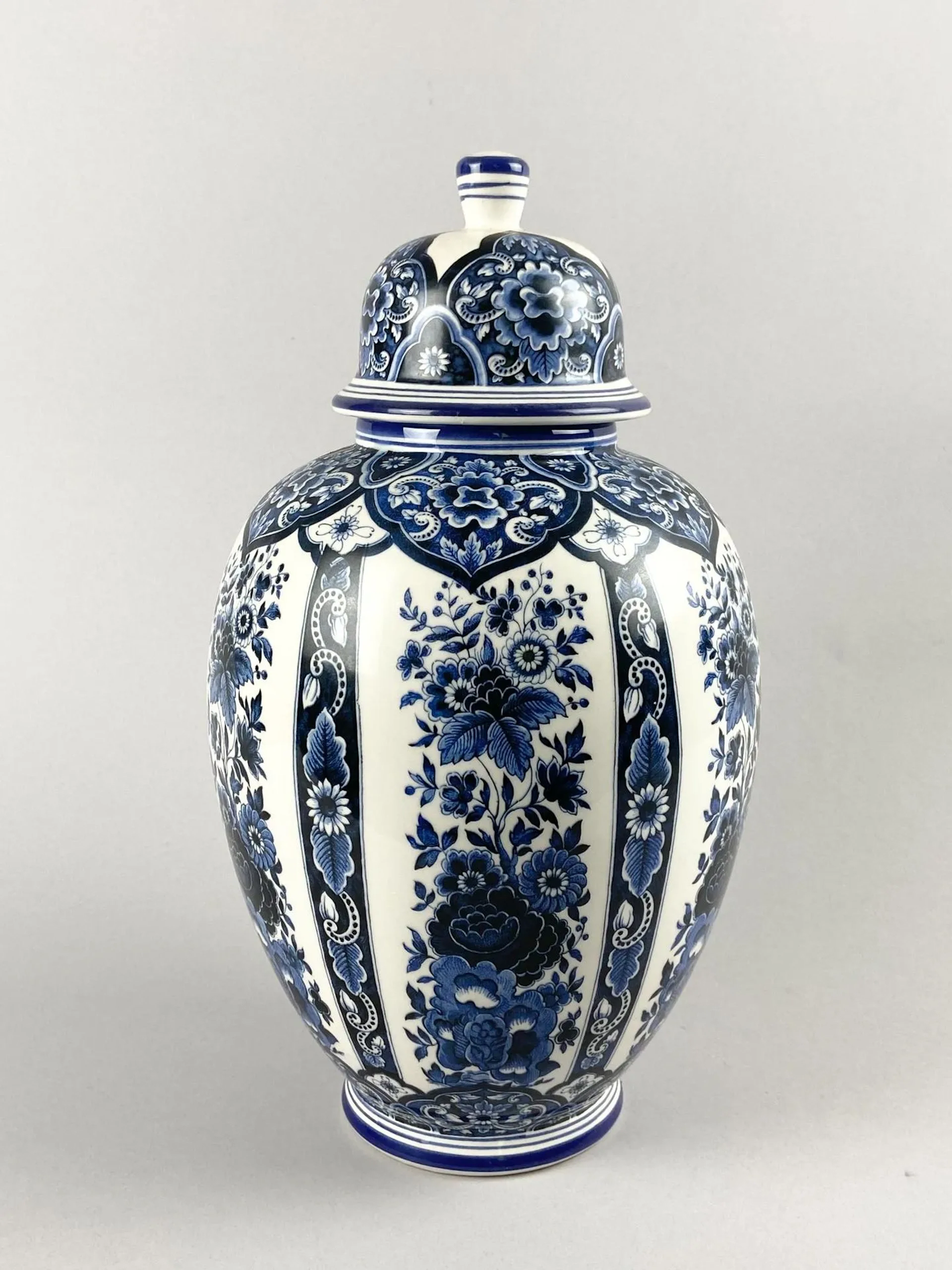 Lidded Delftware Vase - Lot 692