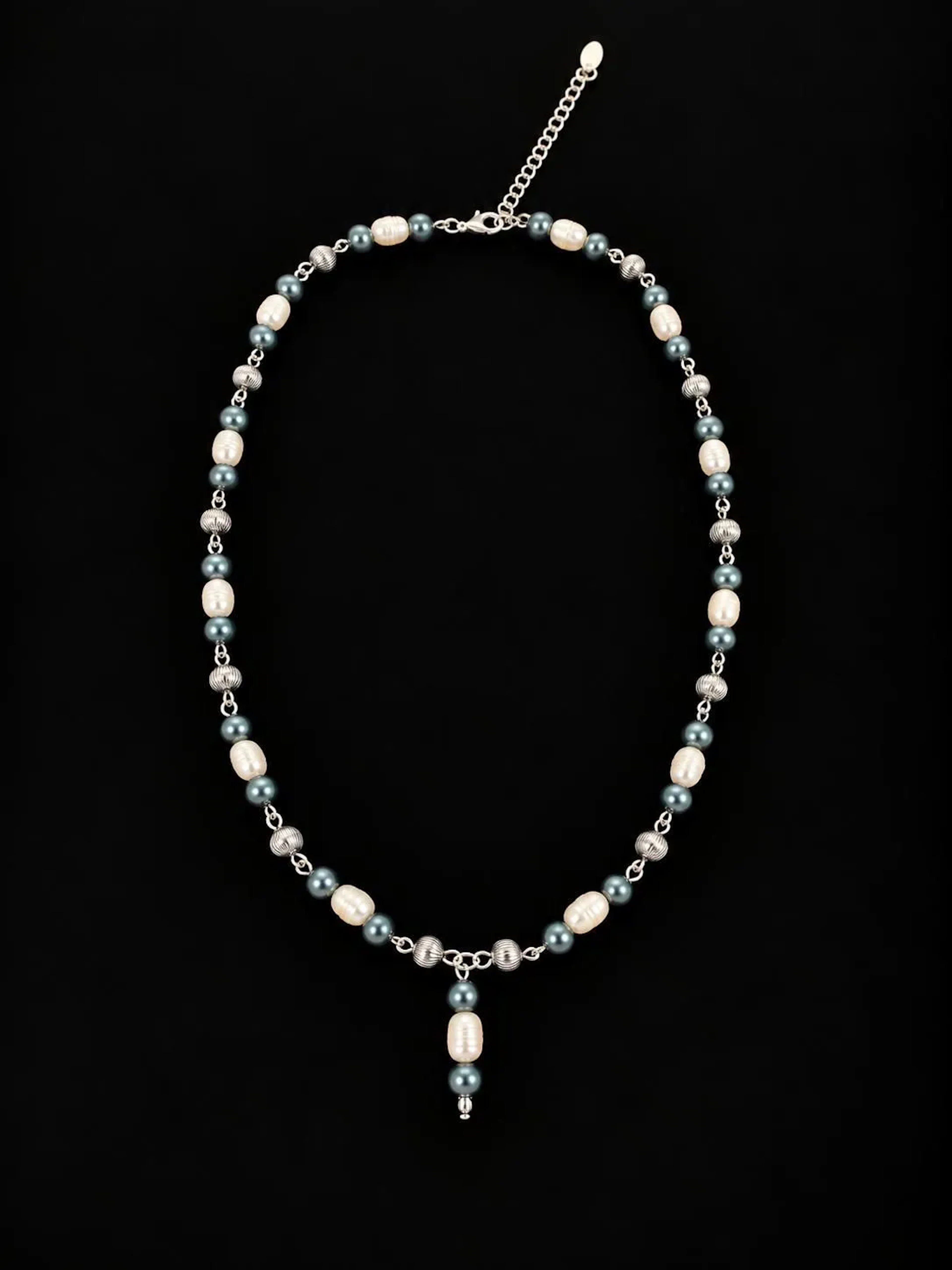 A set of two freshwater pearl necklaces: one decorated with - Lot 139