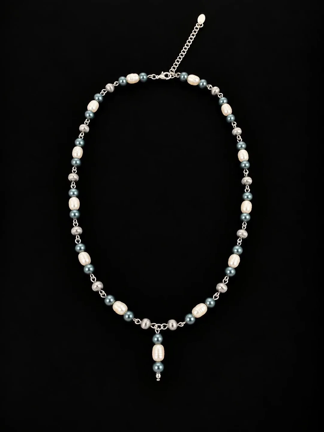 A set of two freshwater pearl necklaces: one decorated with - Lot 139