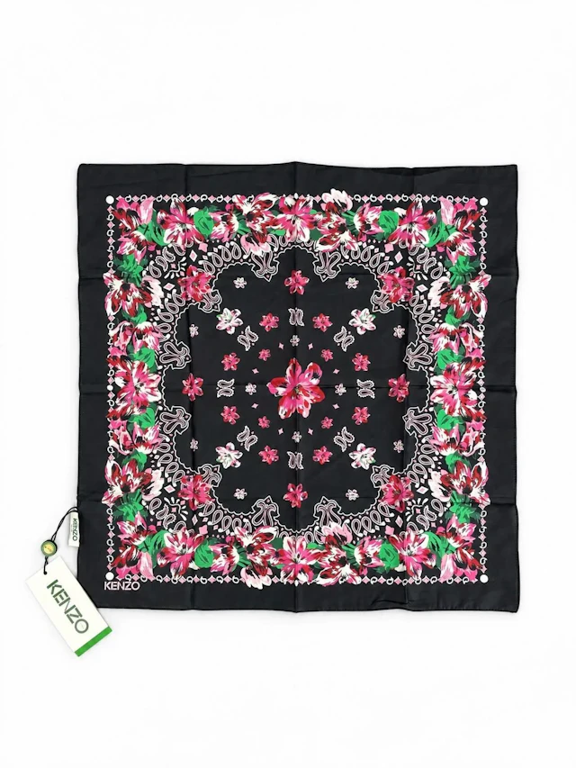 Set consisting of two bandanas/scarves, including - Lot 132
