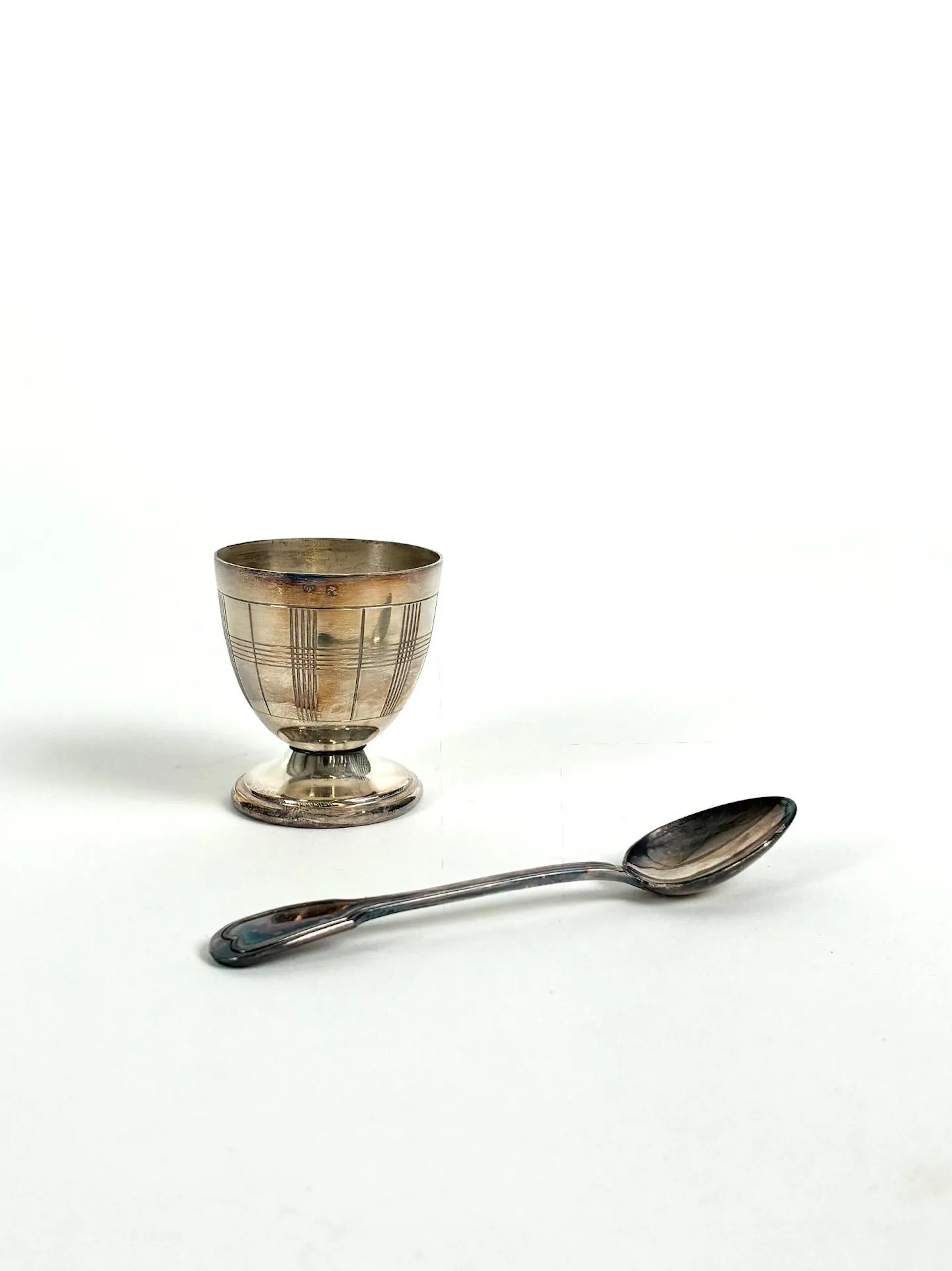 Silver plated Art Deco-style egg cup in its original box - Lot 520