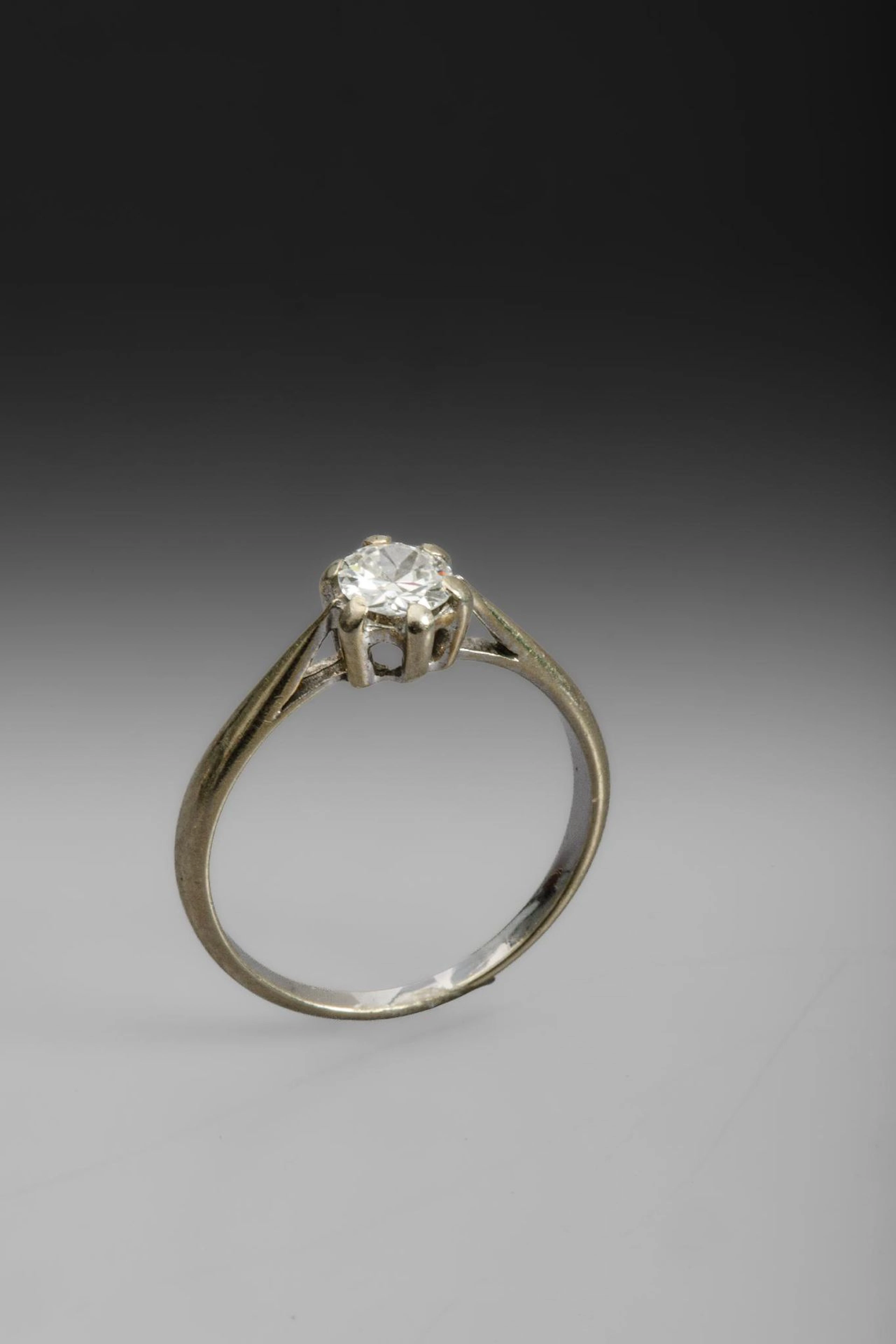 White gold solitaire ring set with a diamond weighing approx - Lot 94