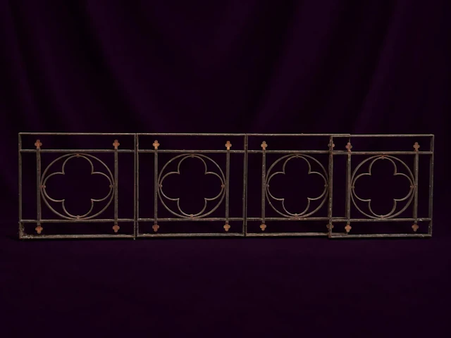 Four altar railings from the chapel at Montebello Castle in - Lot 35