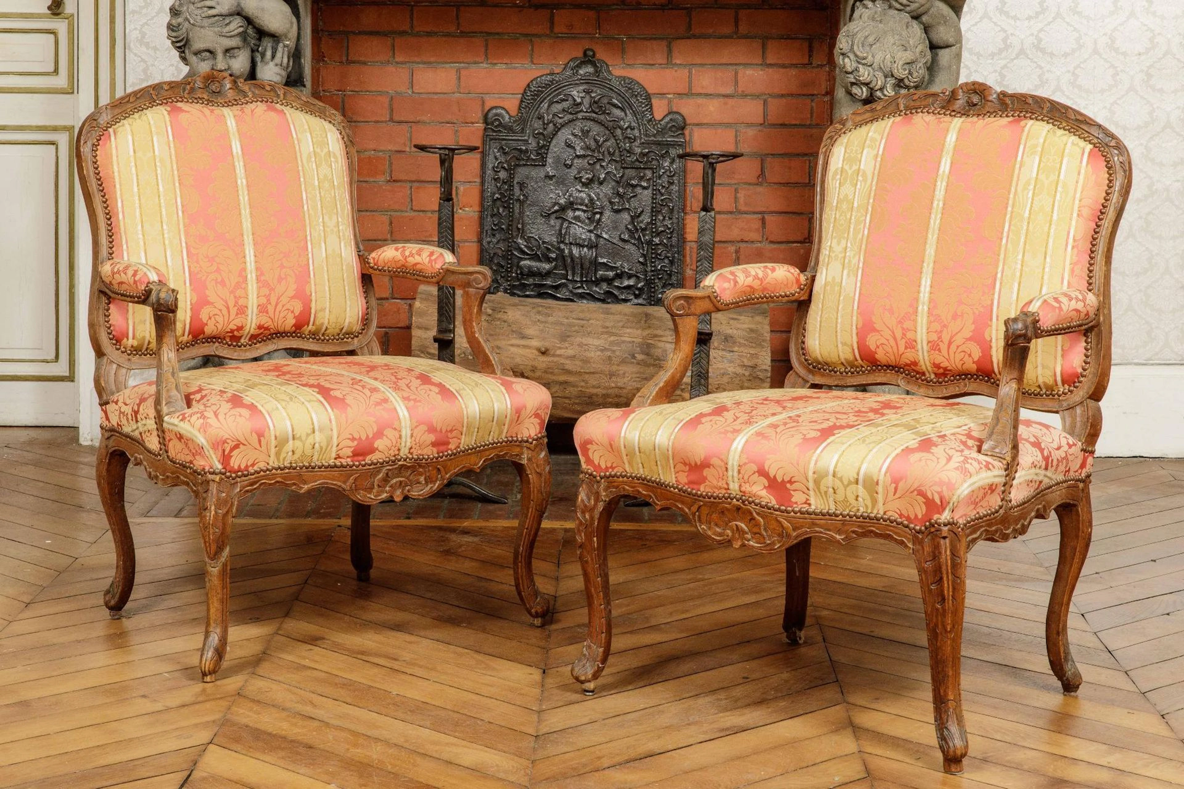 Pair of Queen-style armchairs in molded and carved wood; the - Lot 163