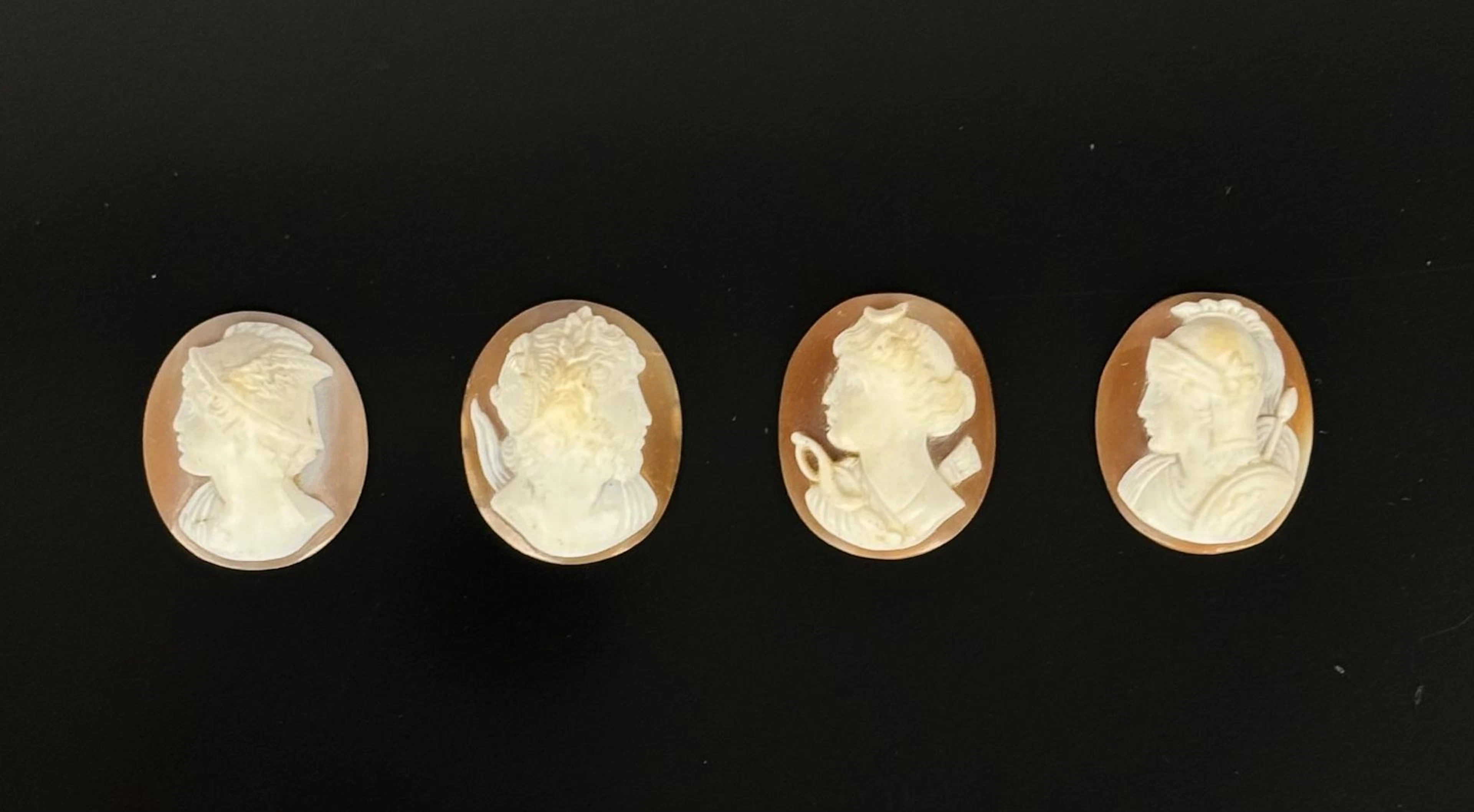 Ensemble de quatre camés coquillage figurant des dieux et dé - Lot 202