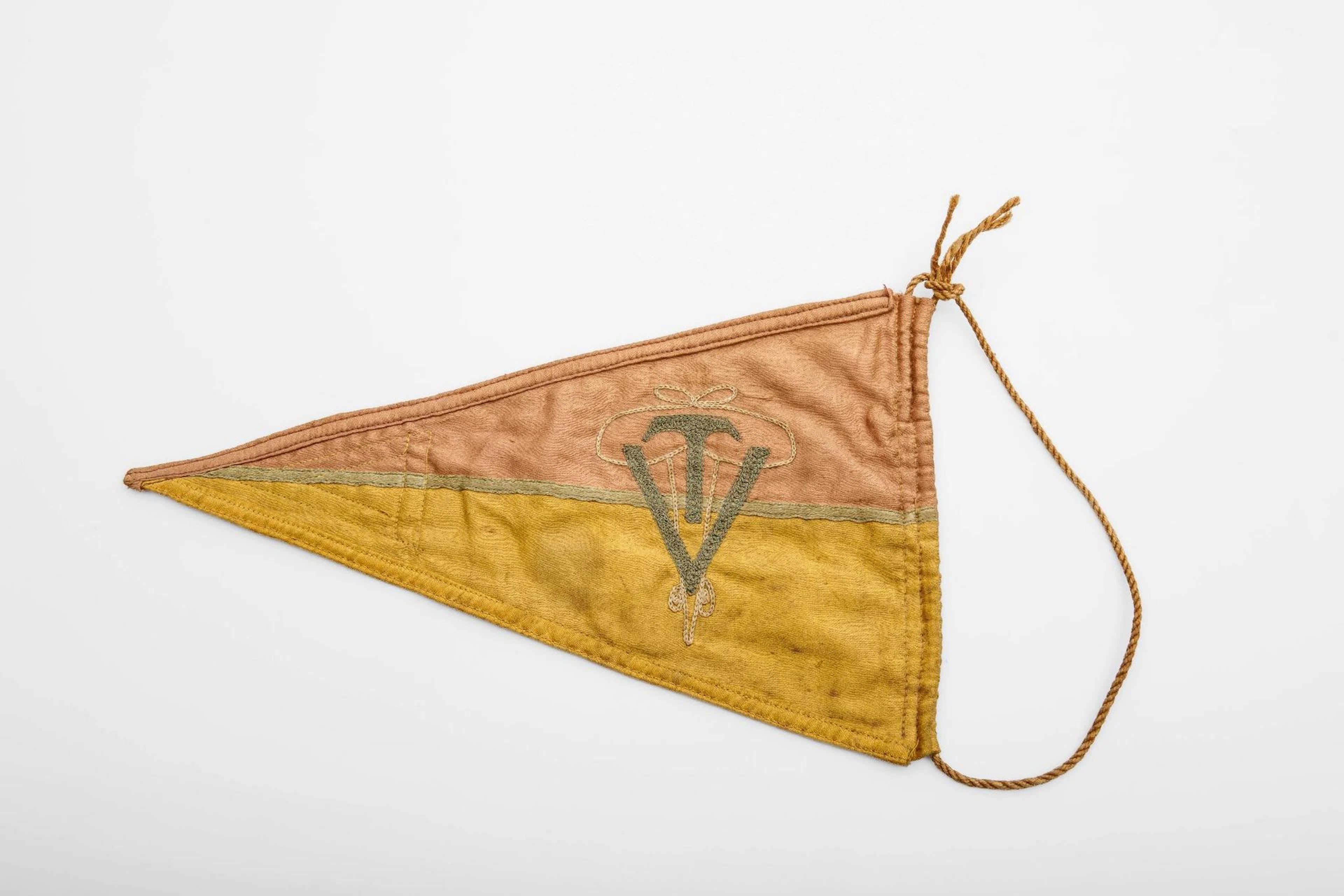 "VT" Pennant - Lot 327